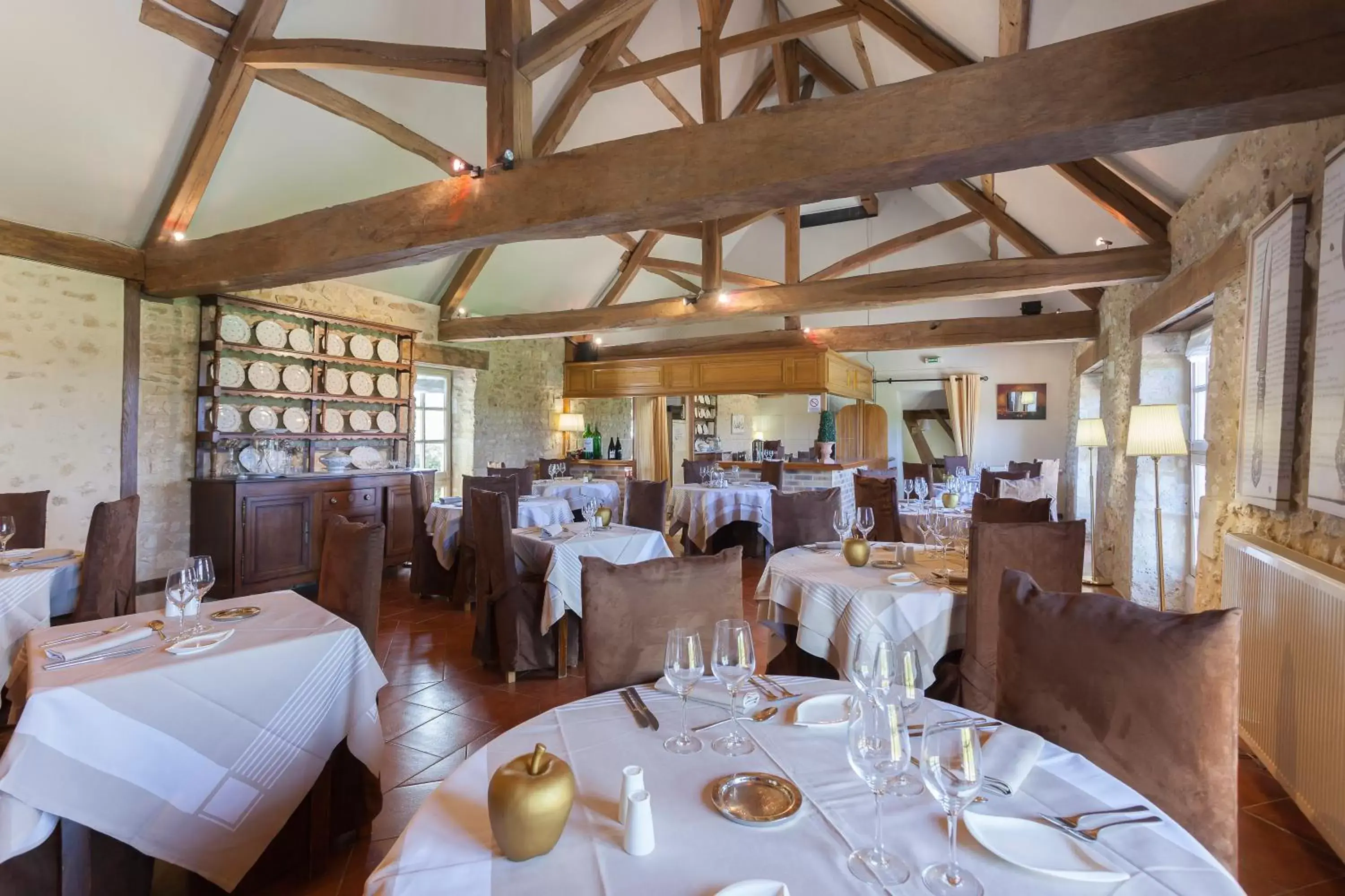 Restaurant/Places to Eat in Hôtel Résidence Normandy Country Club by Popinns