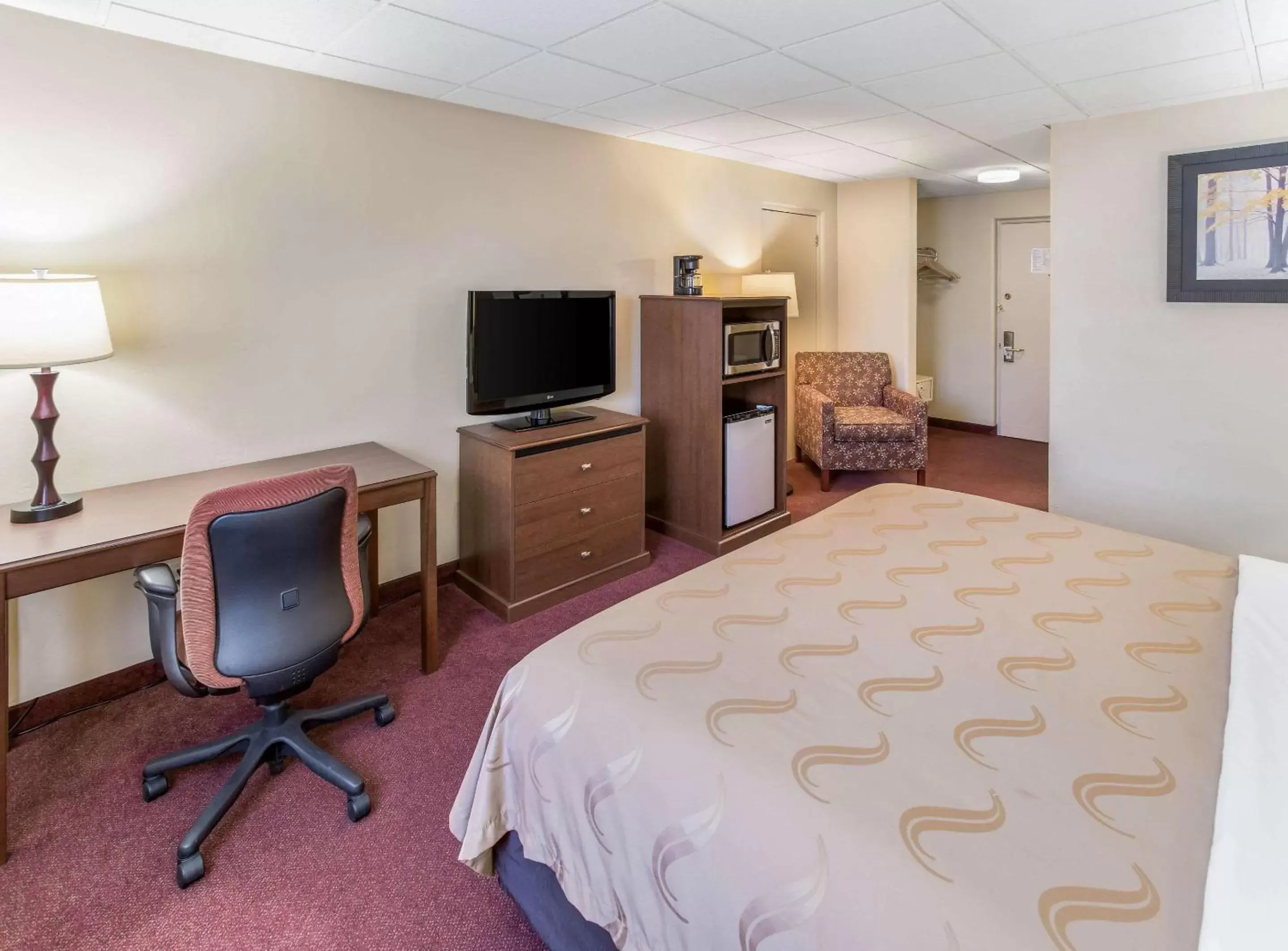 Photo of the whole room, TV/Entertainment Center in Quality Inn & Suites Downtown