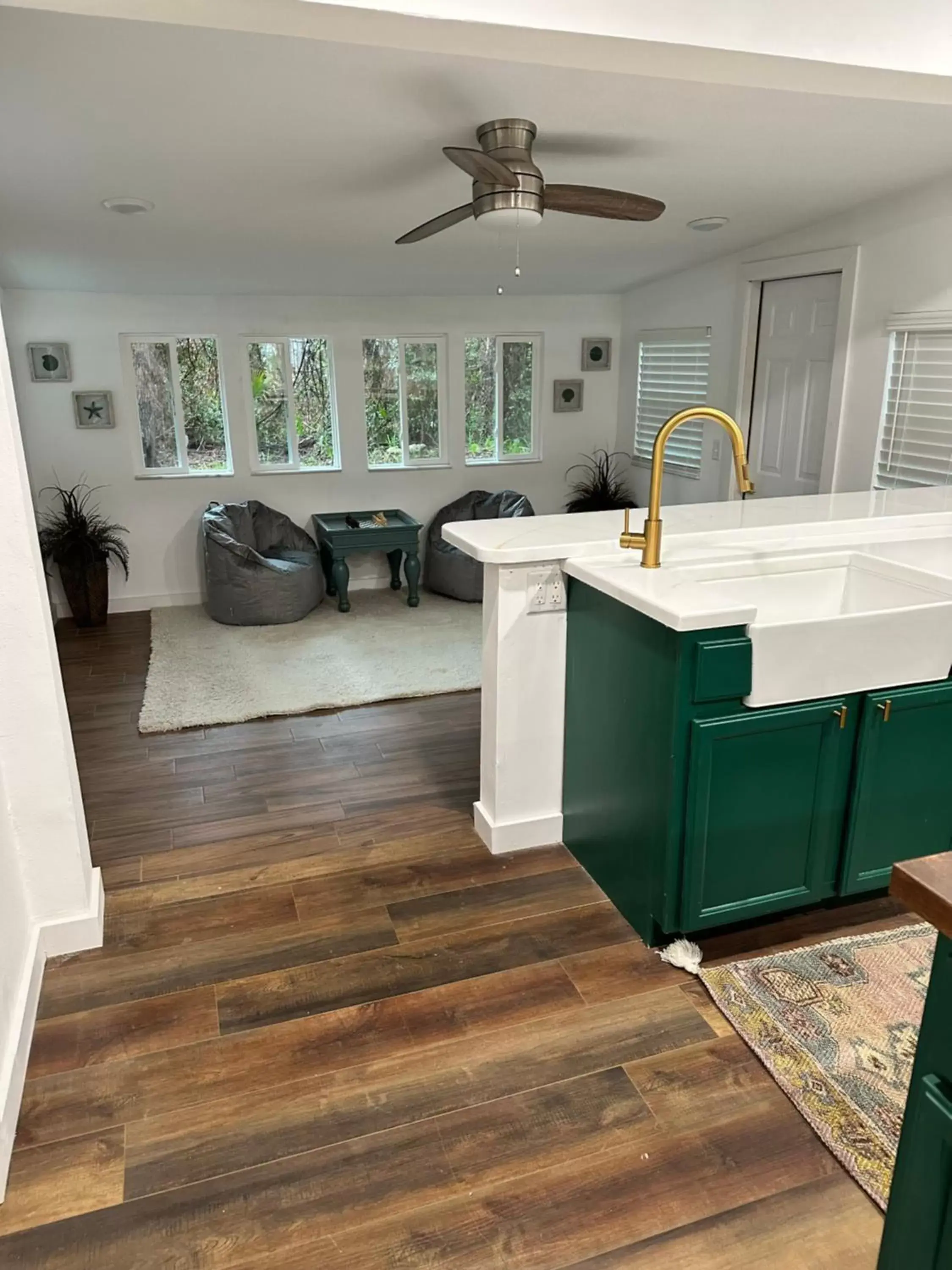 Kitchen or kitchenette, Lobby/Reception in Nature Coast Inn & Cottages