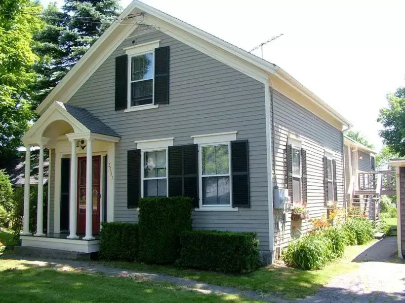 Facade/entrance, Property Building in Beach Cottage Inn