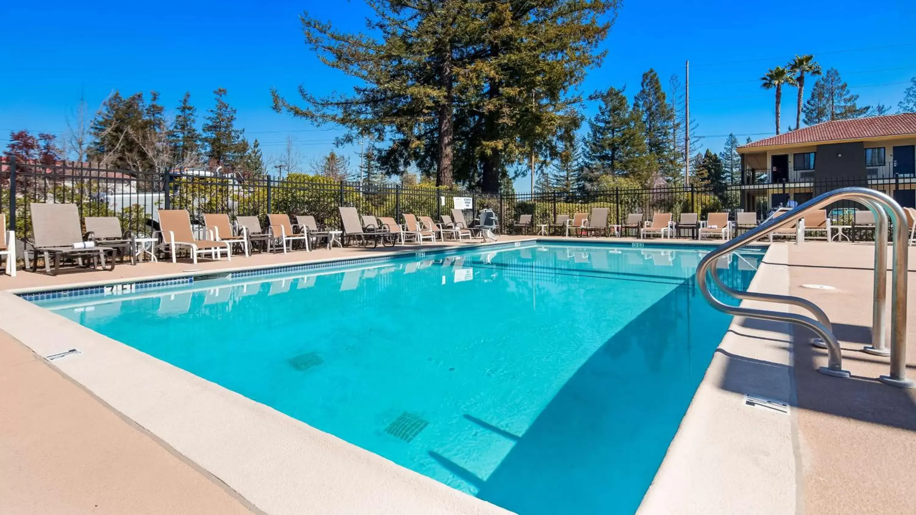 On site, Swimming Pool in Best Western Sonoma Winegrower's Inn