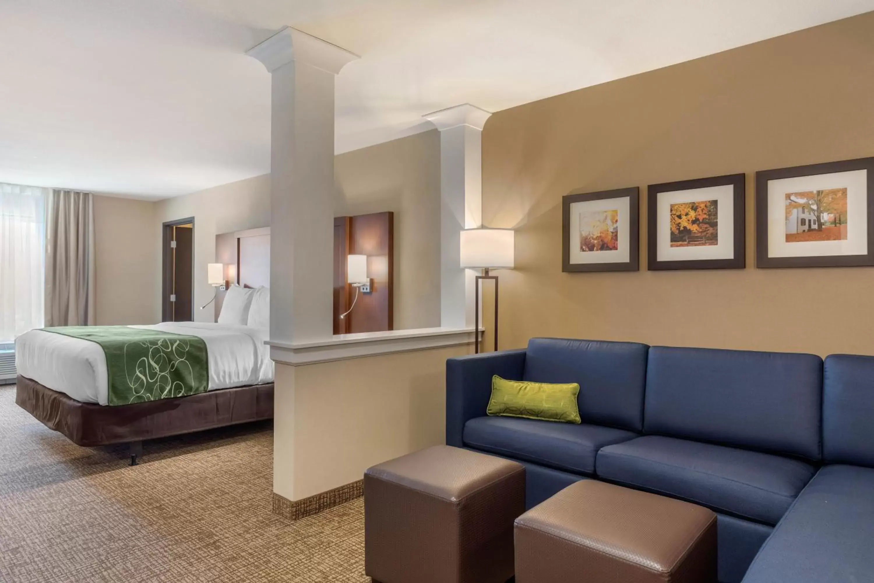 Photo of the whole room, Seating Area in Comfort Inn & Suites Schenectady - Scotia