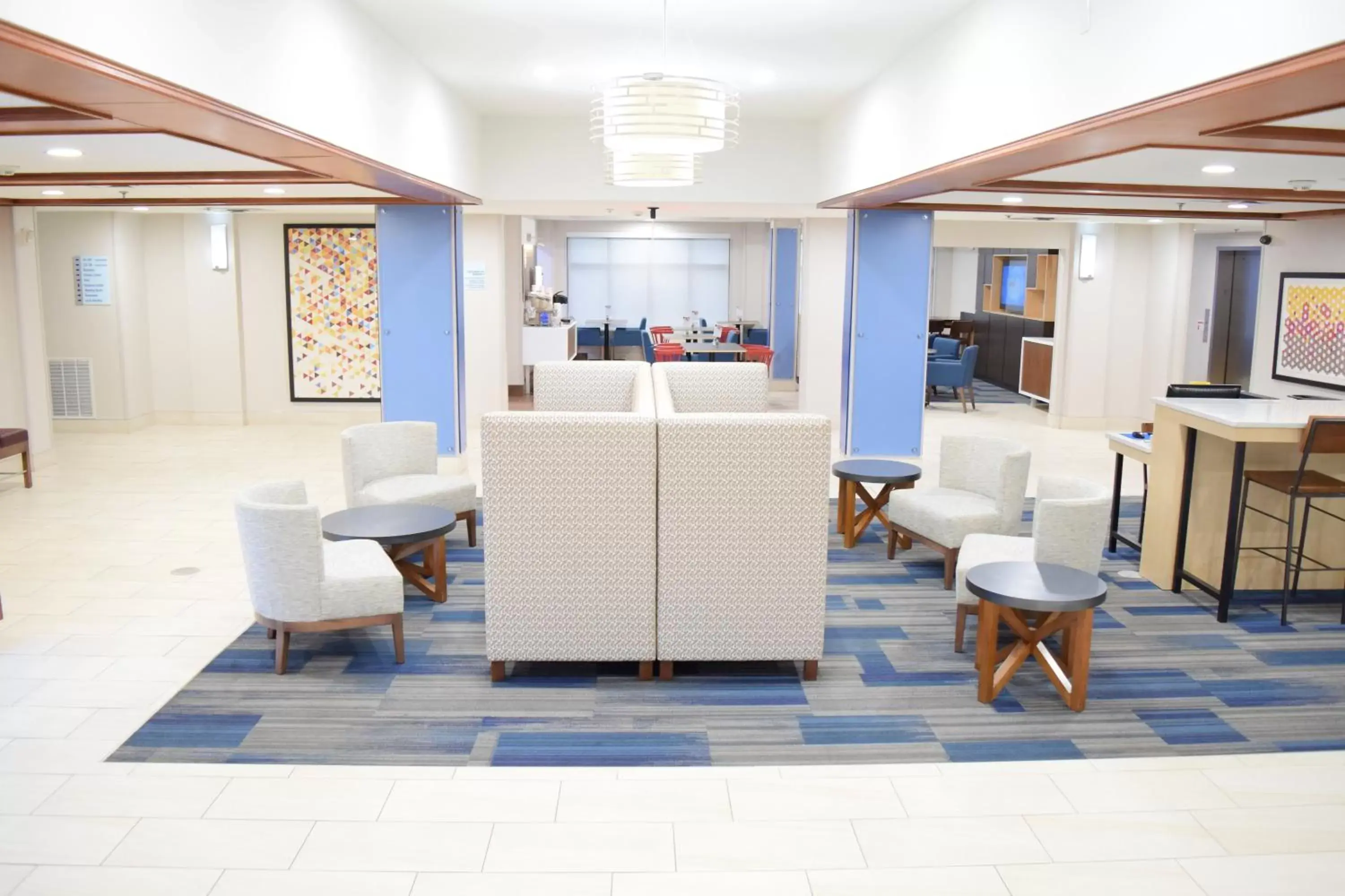 Lobby or reception, Lounge/Bar in Holiday Inn Express & Suites Pensacola West I-10, an IHG Hotel