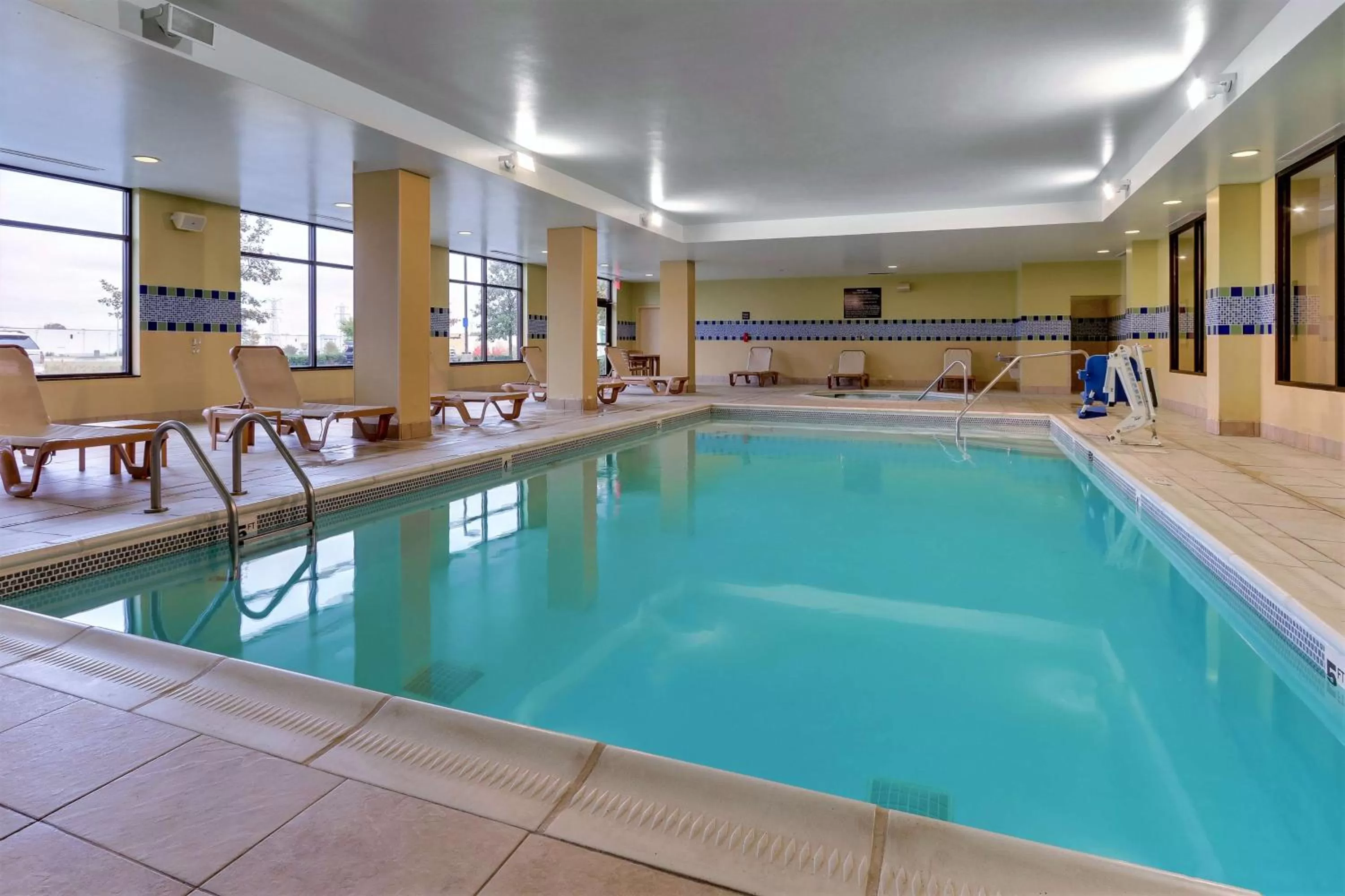 Pool view in Hampton Inn & Suites Indianapolis-Airport