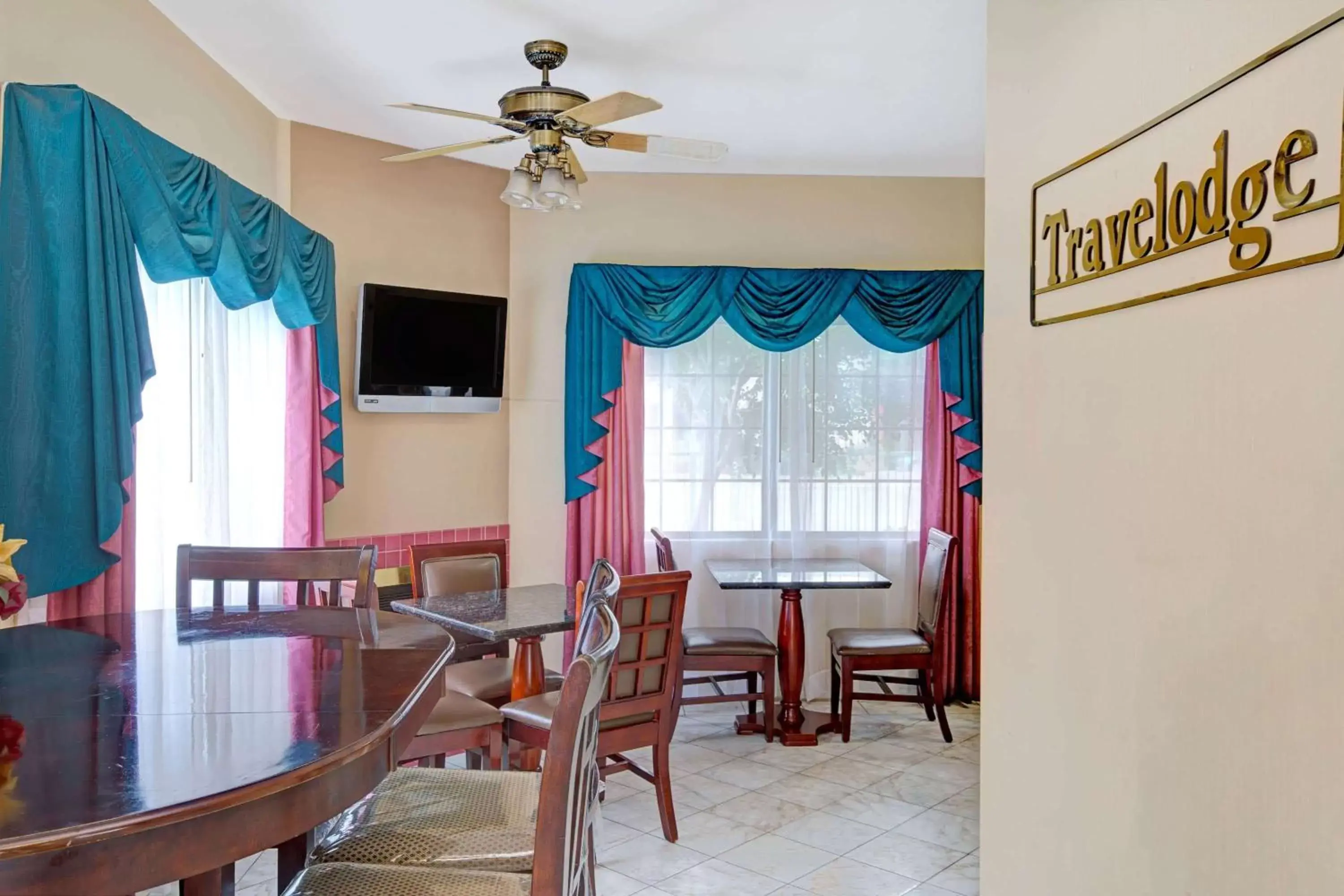 Lobby or reception, Dining Area in Travelodge by Wyndham Lynwood