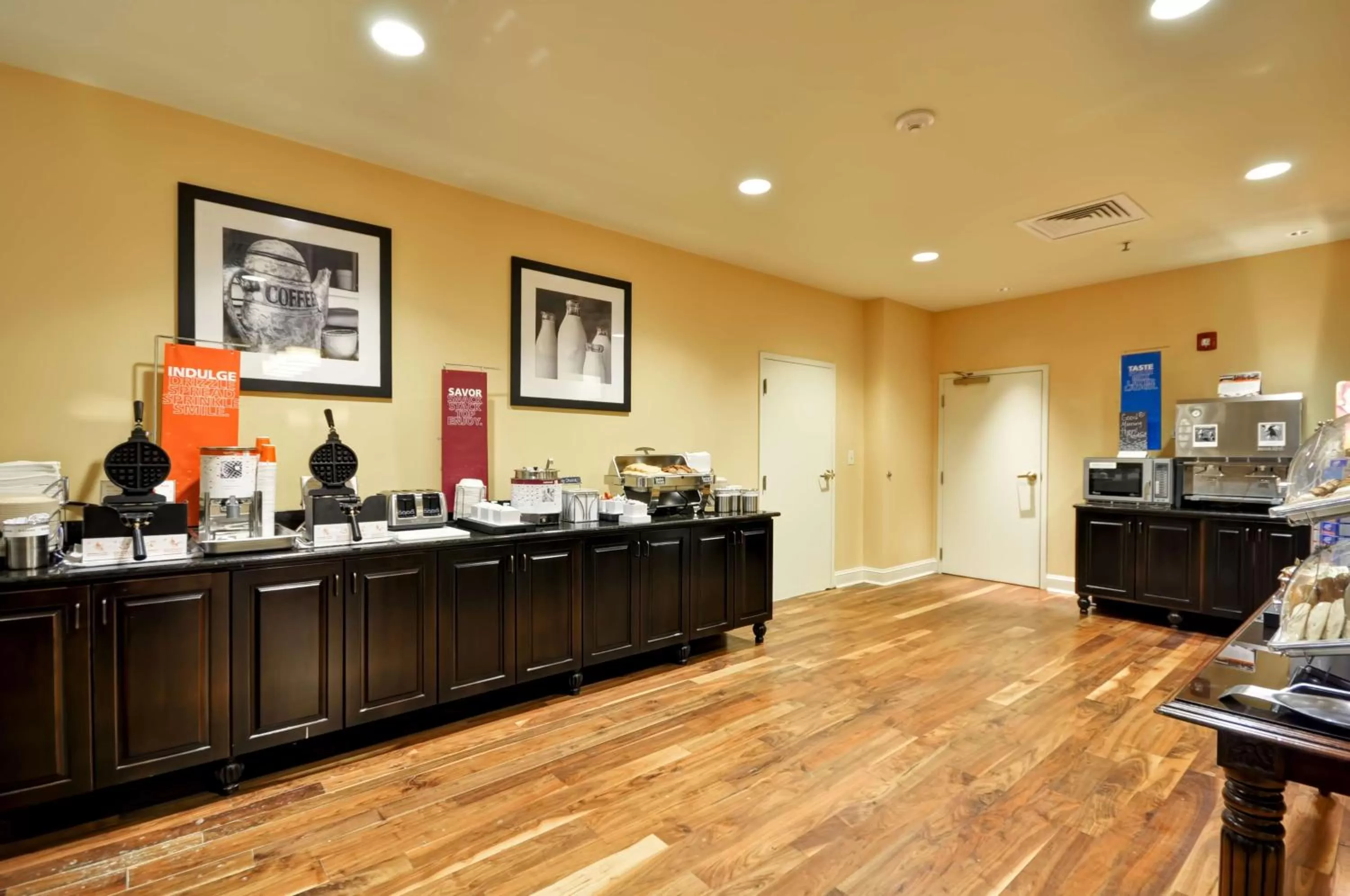 Dining area in Hampton Inn & Suites North Charleston-University Boulevard