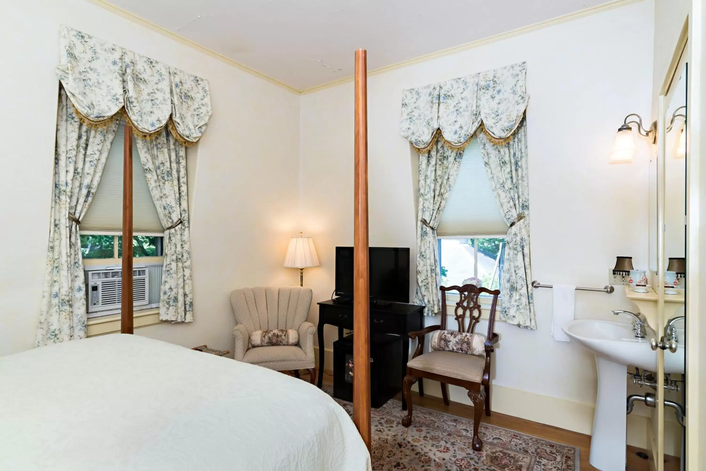 Seating area, Room Photo in Silver Fountain Inn