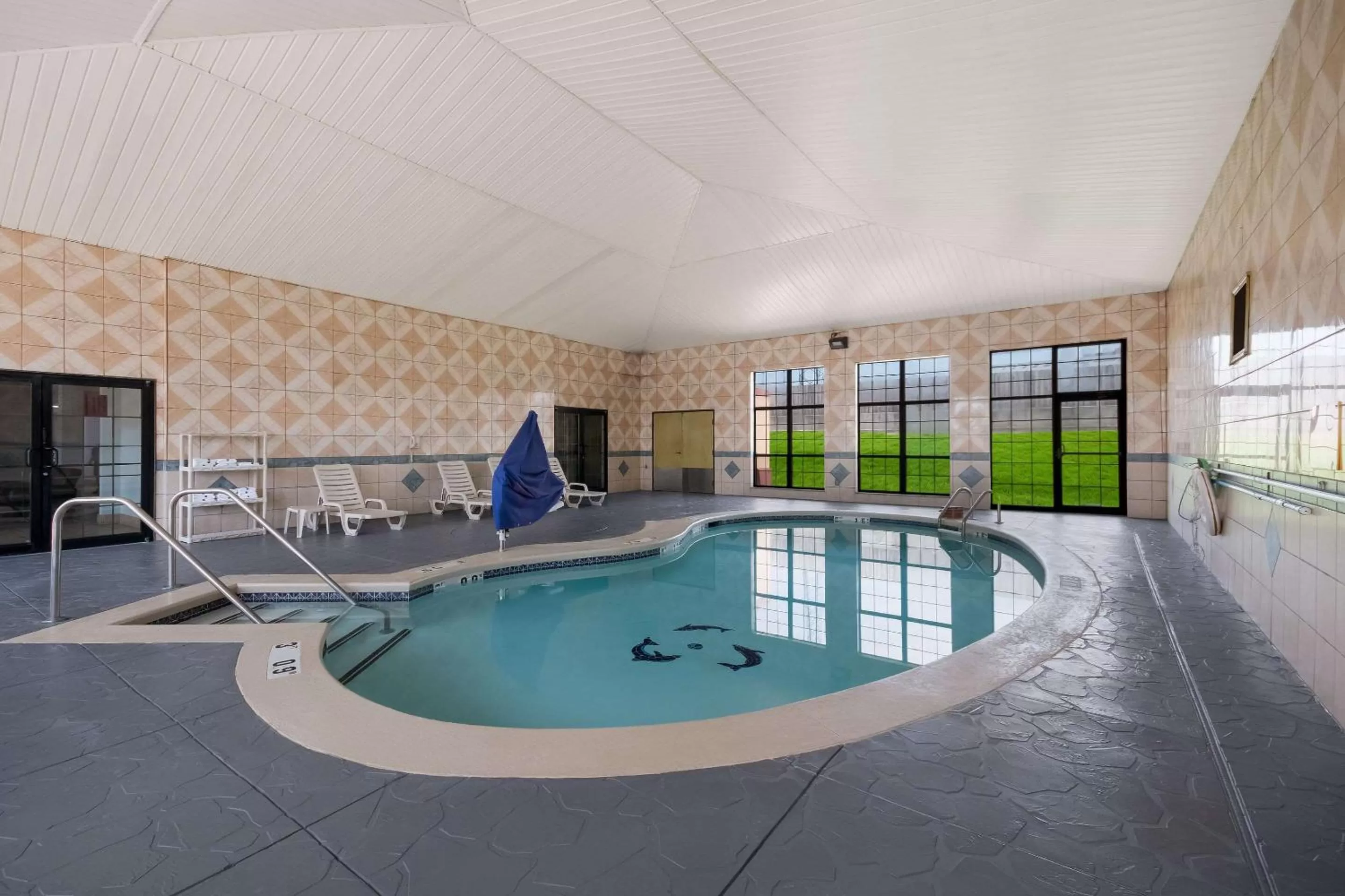 Swimming pool in Quality Inn & Suites Oklahoma City North