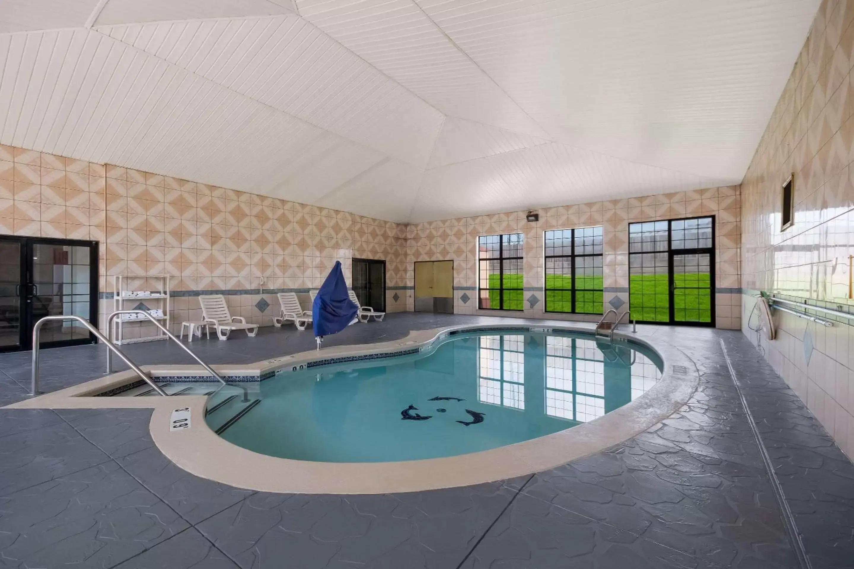 Swimming Pool in Quality Inn & Suites Oklahoma City North