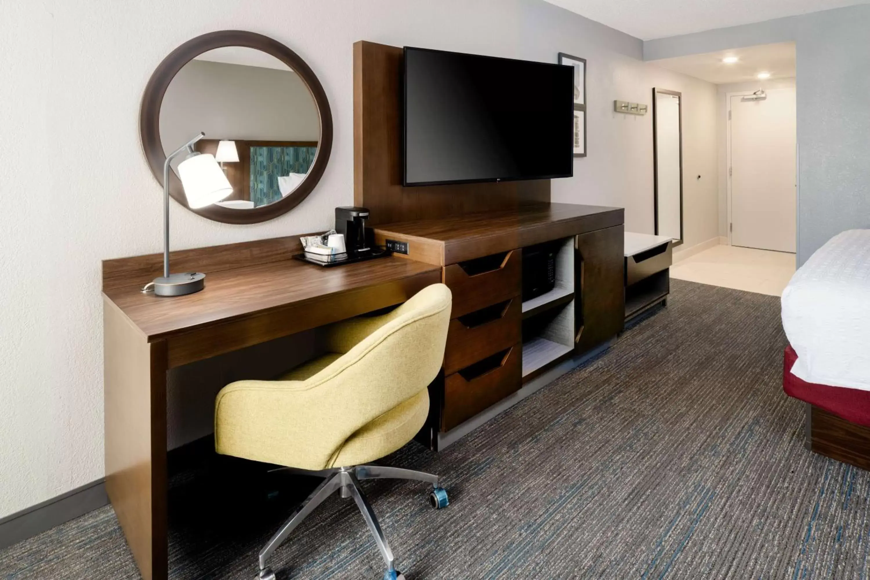 King Room with Accessible Tub - Mobility and Hearing Access/Non-Smoking in Hampton Inn Richmond-SW Hull Street King Room with Accessible Tub - Mobility and Hearing Access/Non-Smoking in Hampton Inn Richmond-SW Hull Street