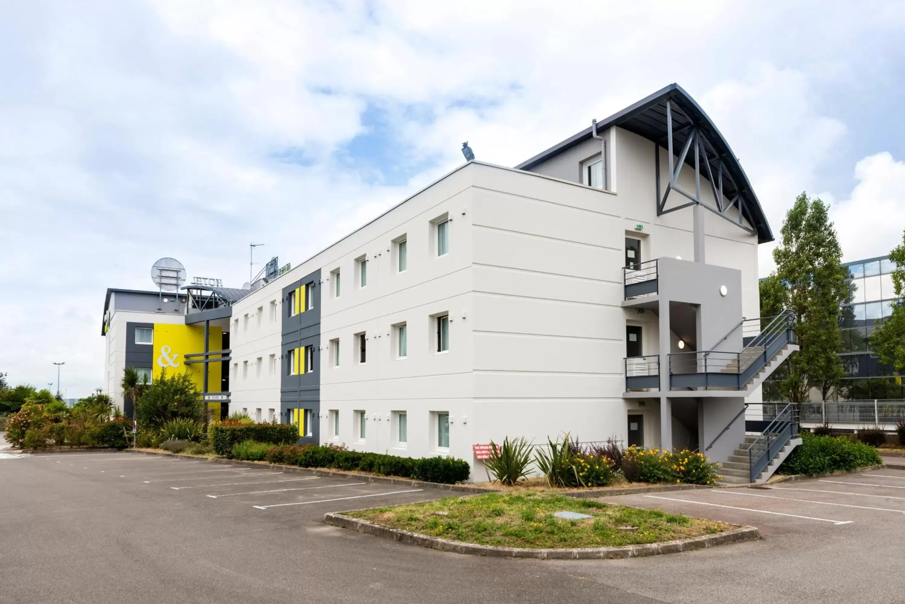 Facade/entrance, Property Building in B&B HOTEL Nantes Aéroport