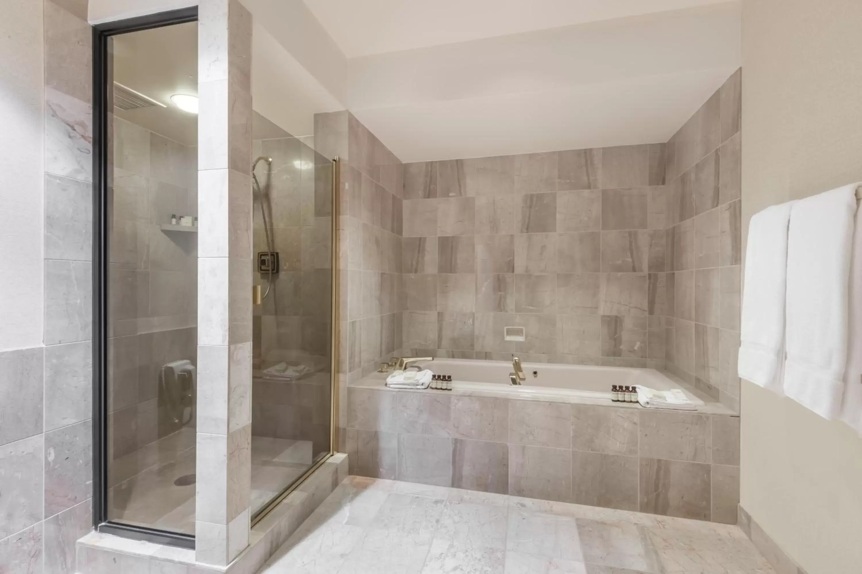 Shower, Bathroom in The Antlers, A Wyndham Hotel