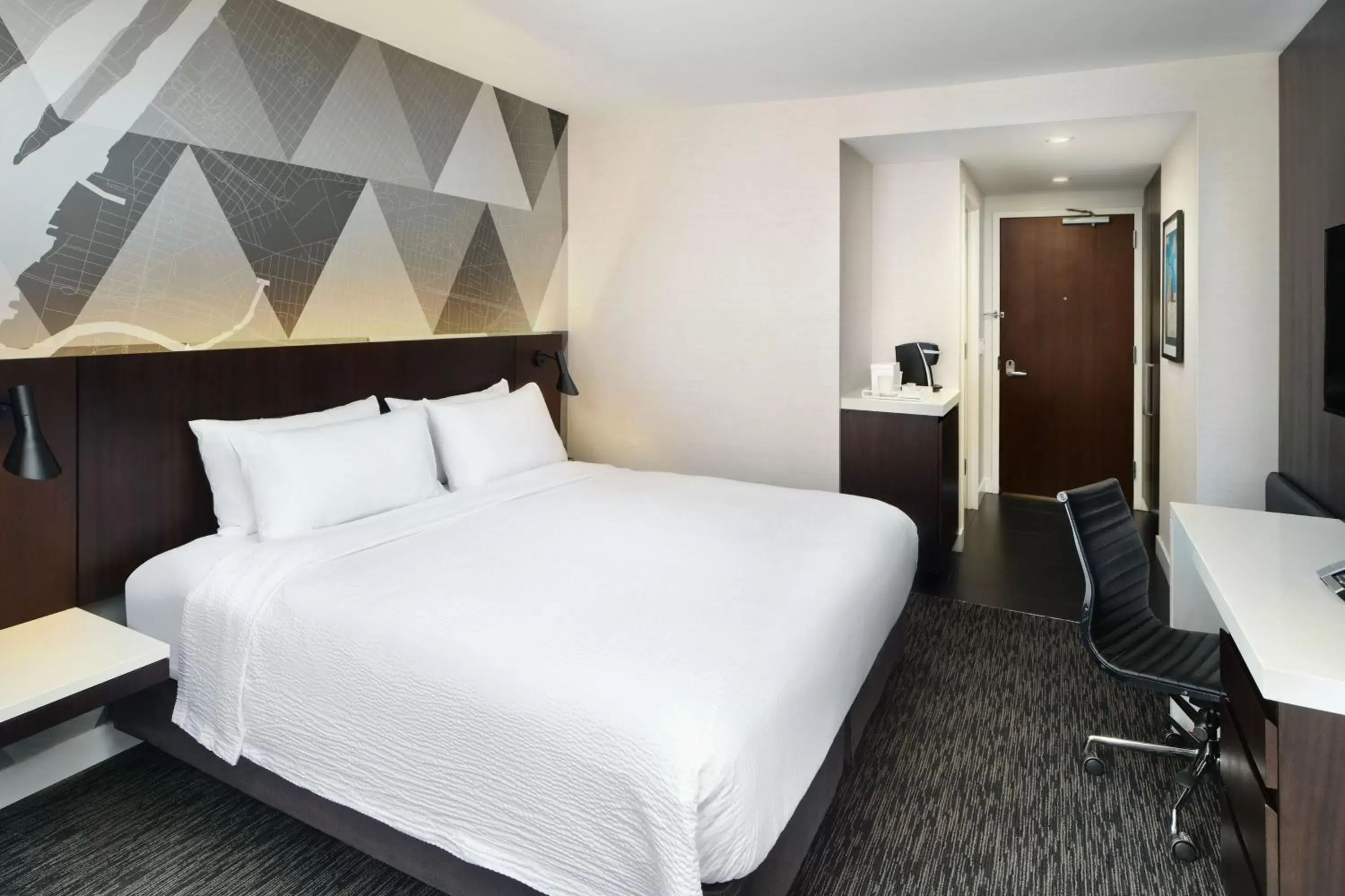 Photo of the whole room, Bed in Courtyard by Marriott Long Island City/New York Manhattan View