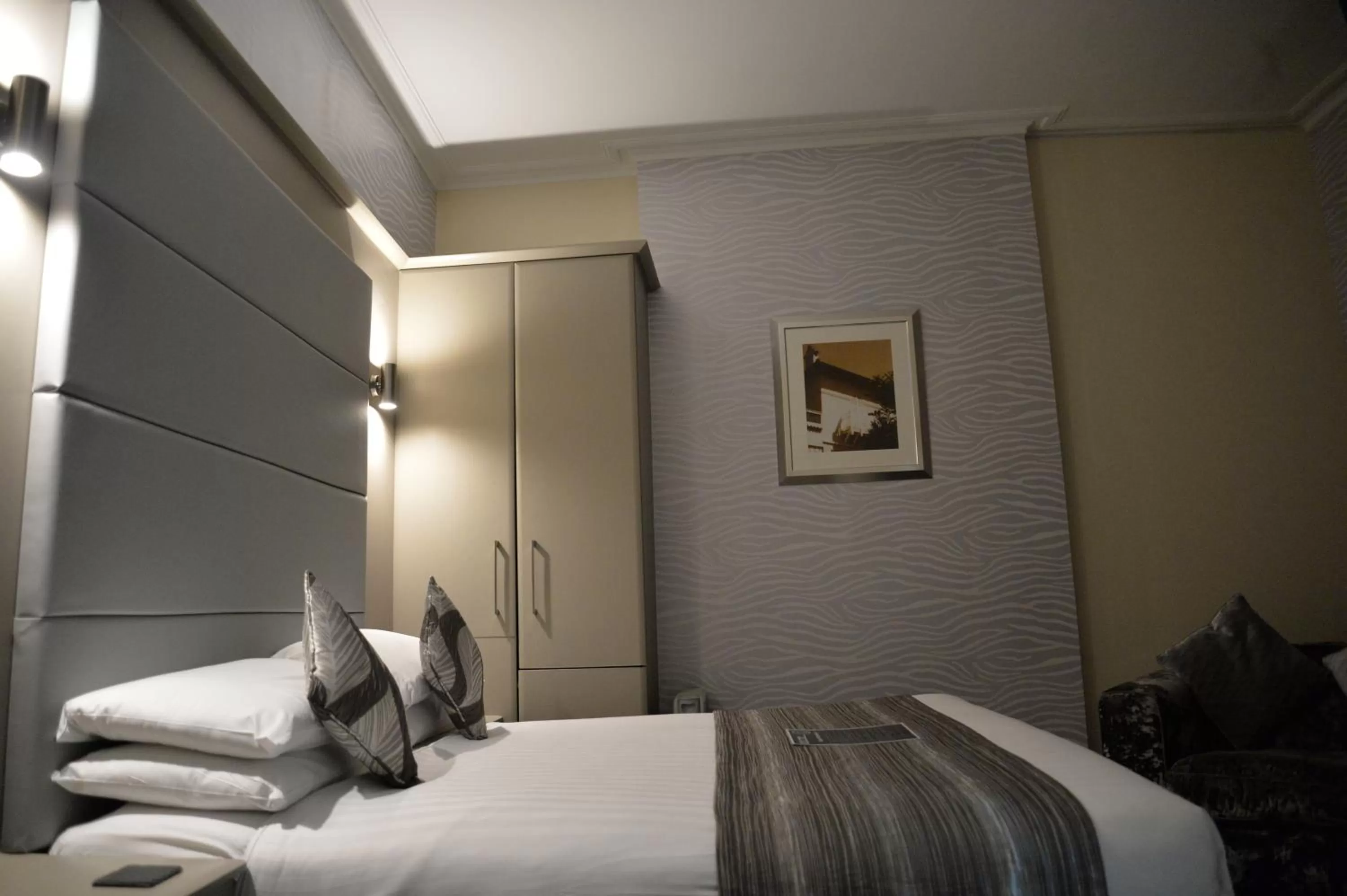 Bed in Lauriston & Lawton Court Hotel