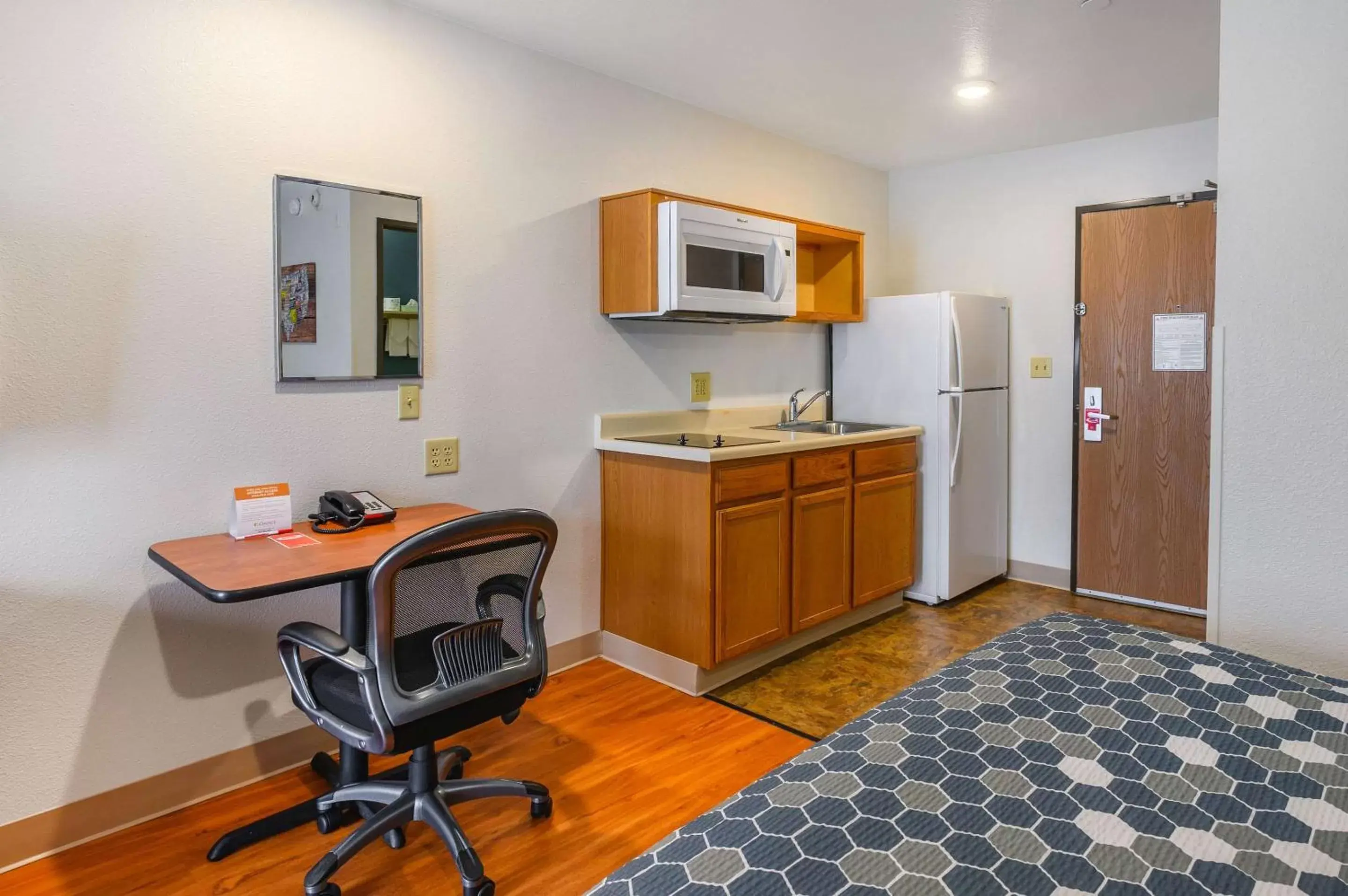 Photo of the whole room, Kitchen/Kitchenette in Econo Lodge Hammond