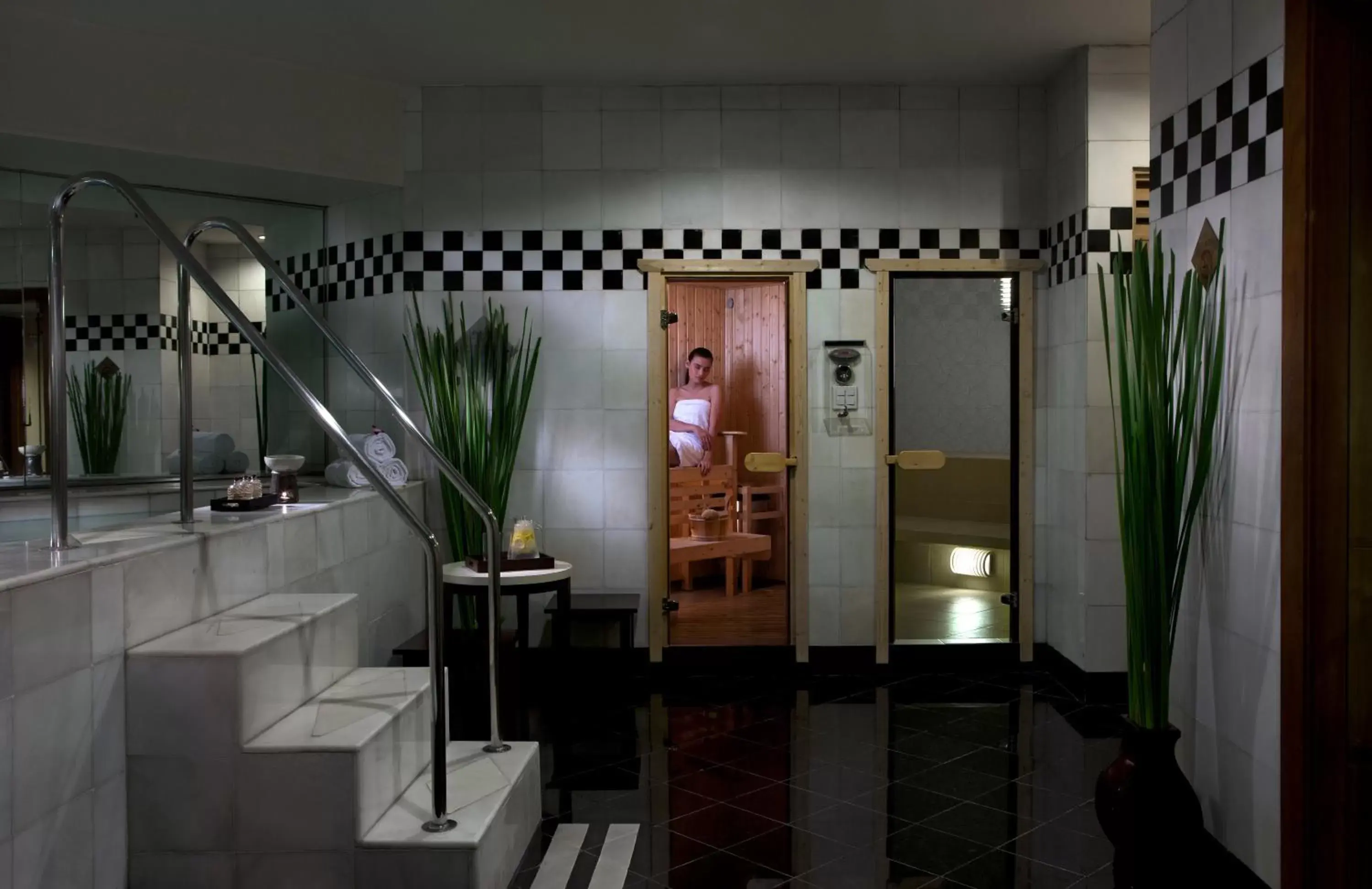 Fitness centre/facilities, Bathroom in Diamond Hotel