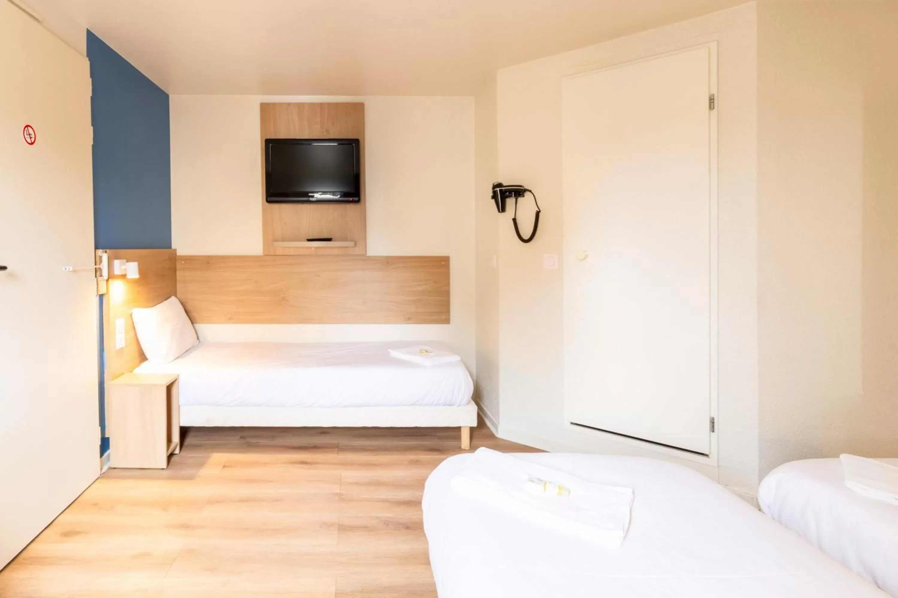 Bedroom, Bed in Kyriad Direct Rouen Nord - Barentin