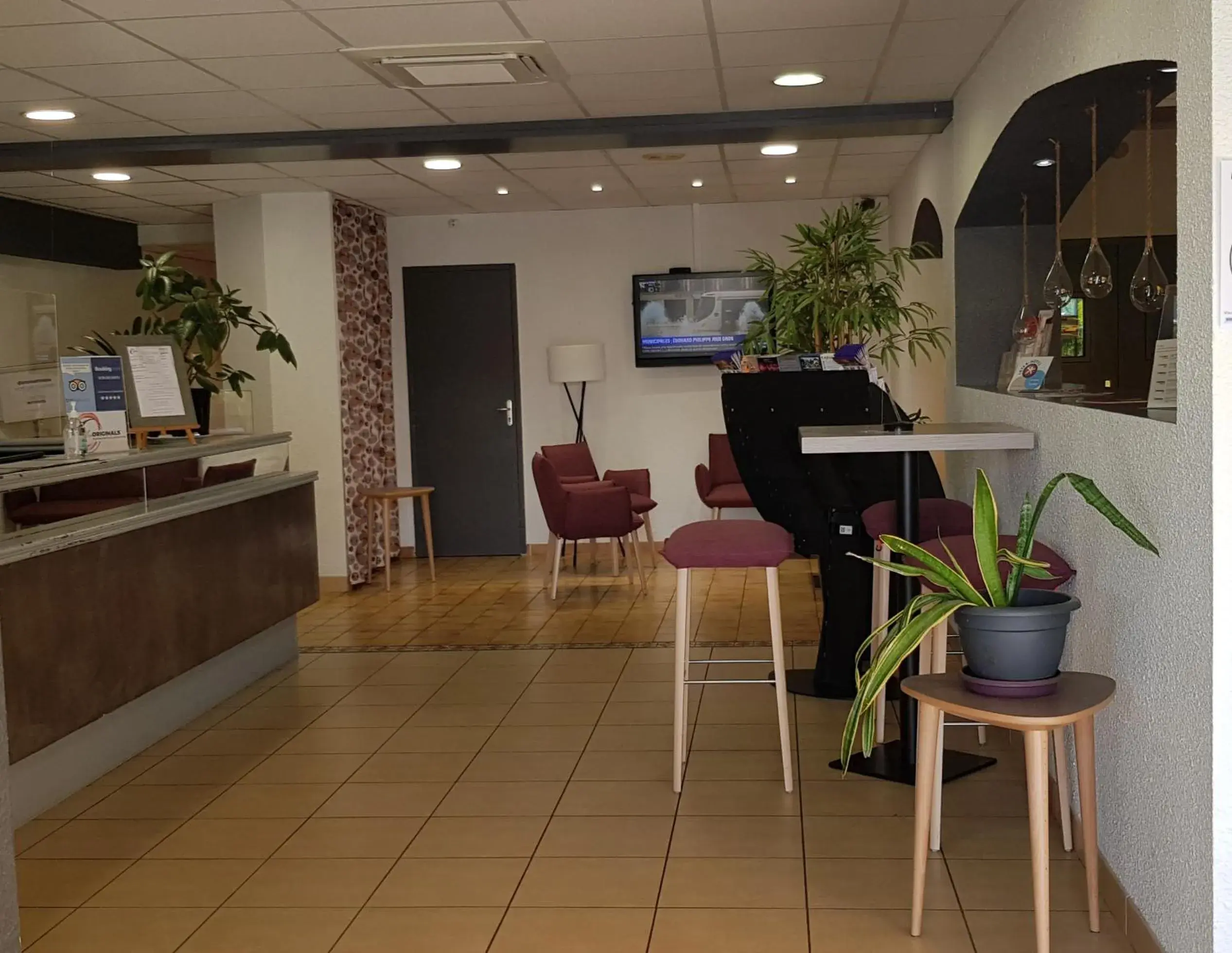 Lobby or reception in The Originals City, Hôtel Valence Est Lobby or reception in The Originals City, Hôtel Valence Est