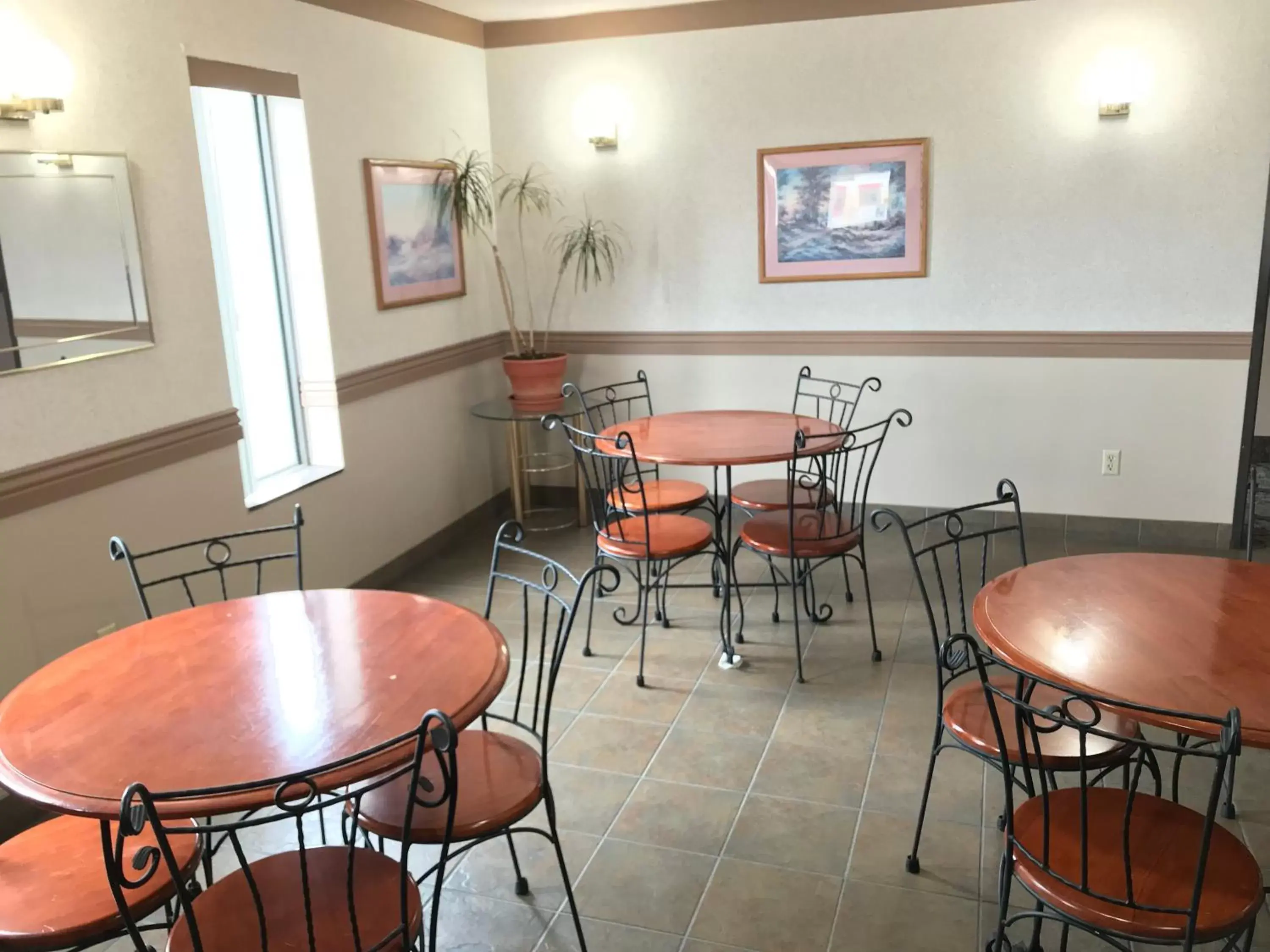 Dining area, Restaurant/Places to Eat in STAY INN Burlington