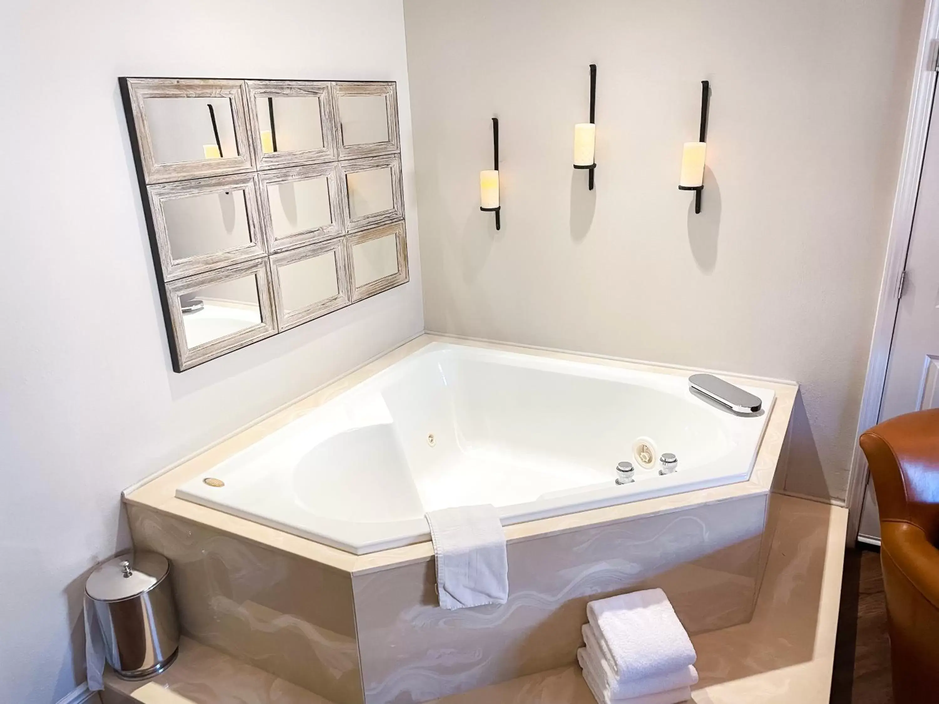Hot Tub, Bathroom in PINEMARK Inn Suites Events