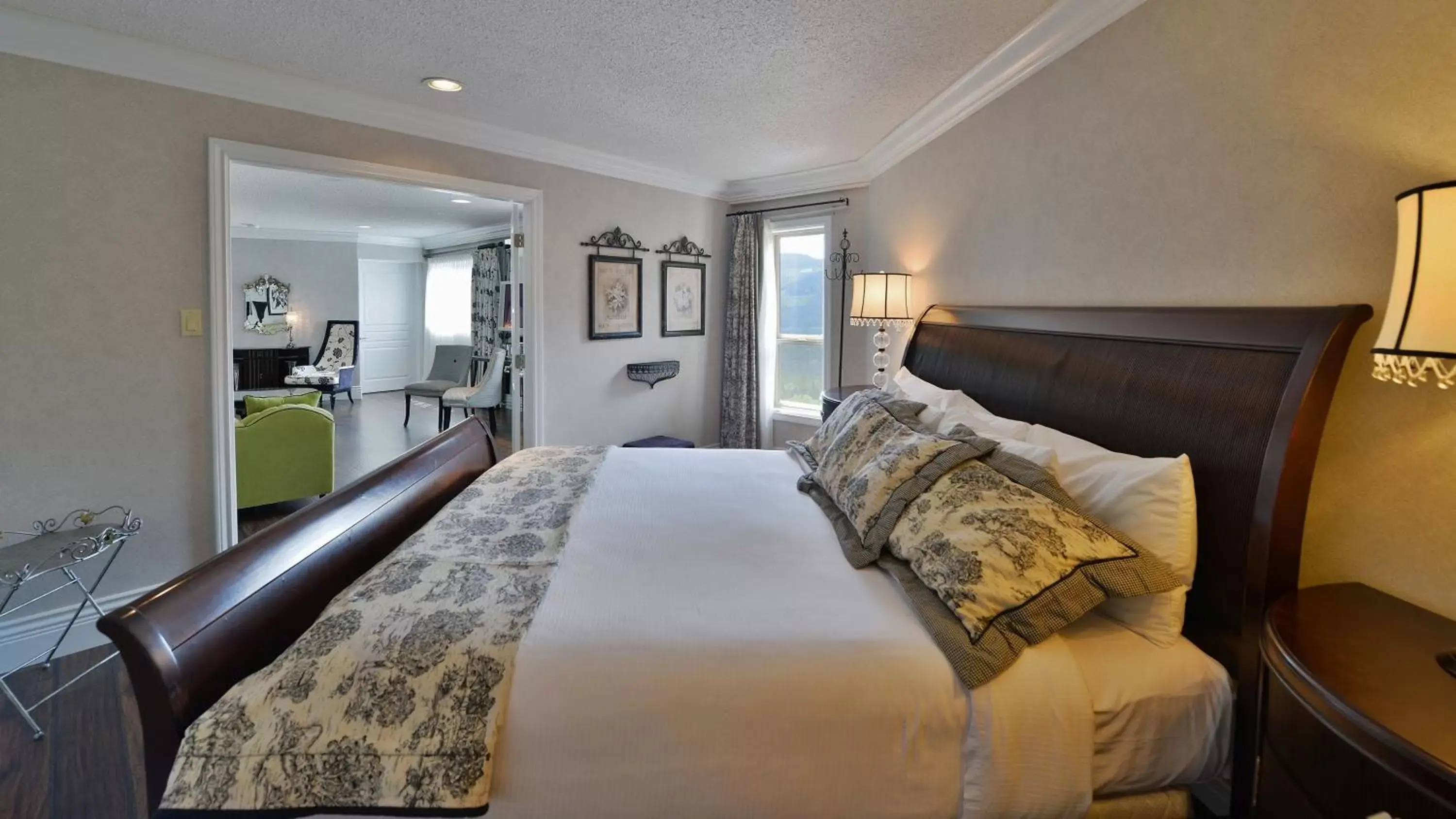 Bedroom, Bed in Prestige Mountain Resort Rossland