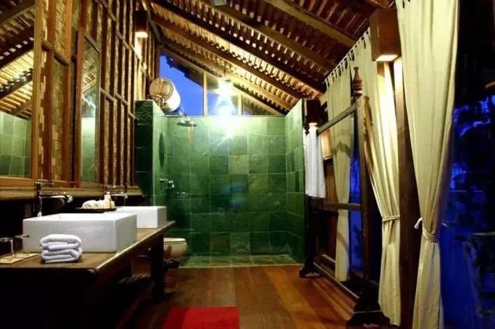 Bathroom in Terrapuri Heritage Village, Penarik
