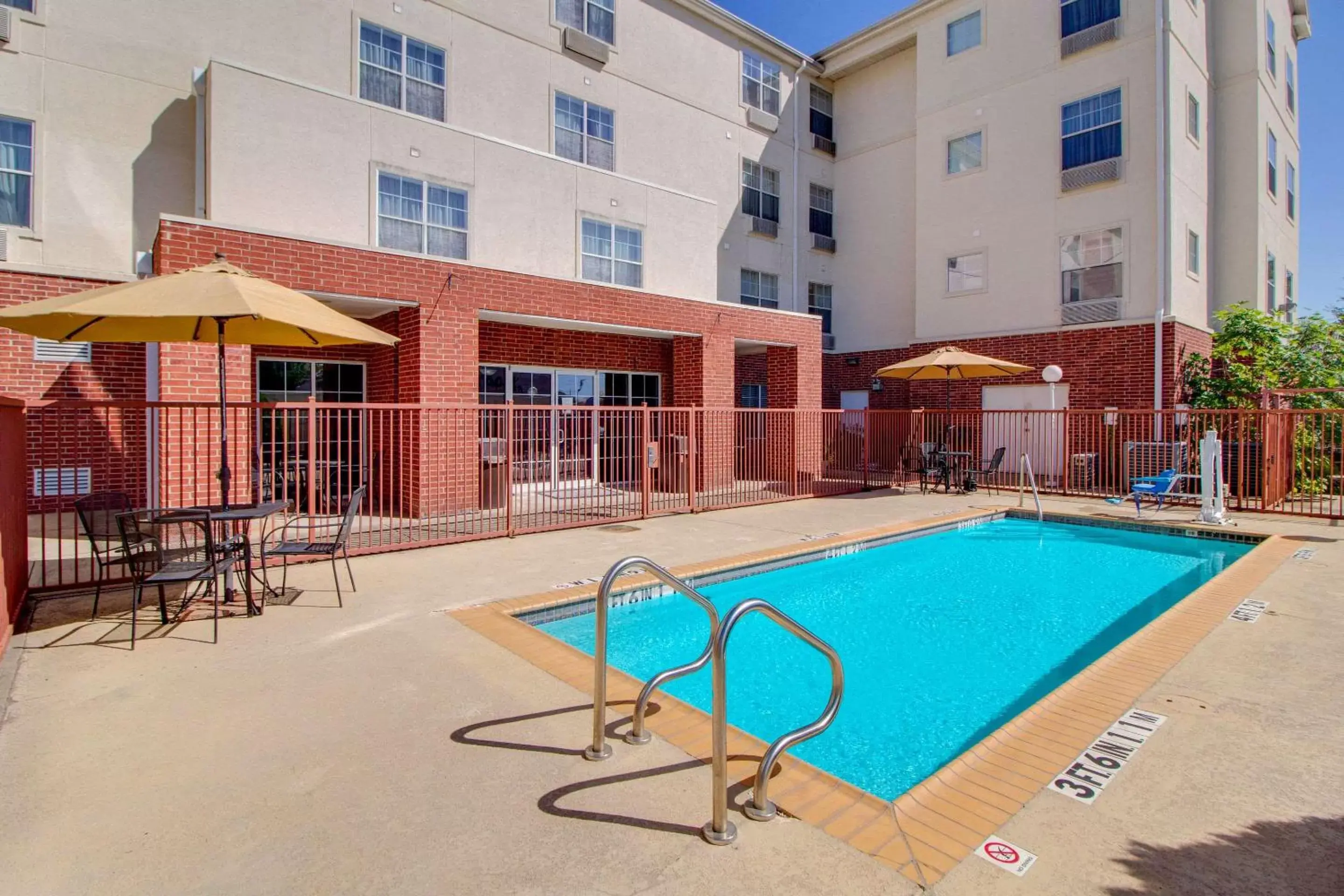 Swimming Pool in MainStay Suites Texas Medical Center/Reliant Park