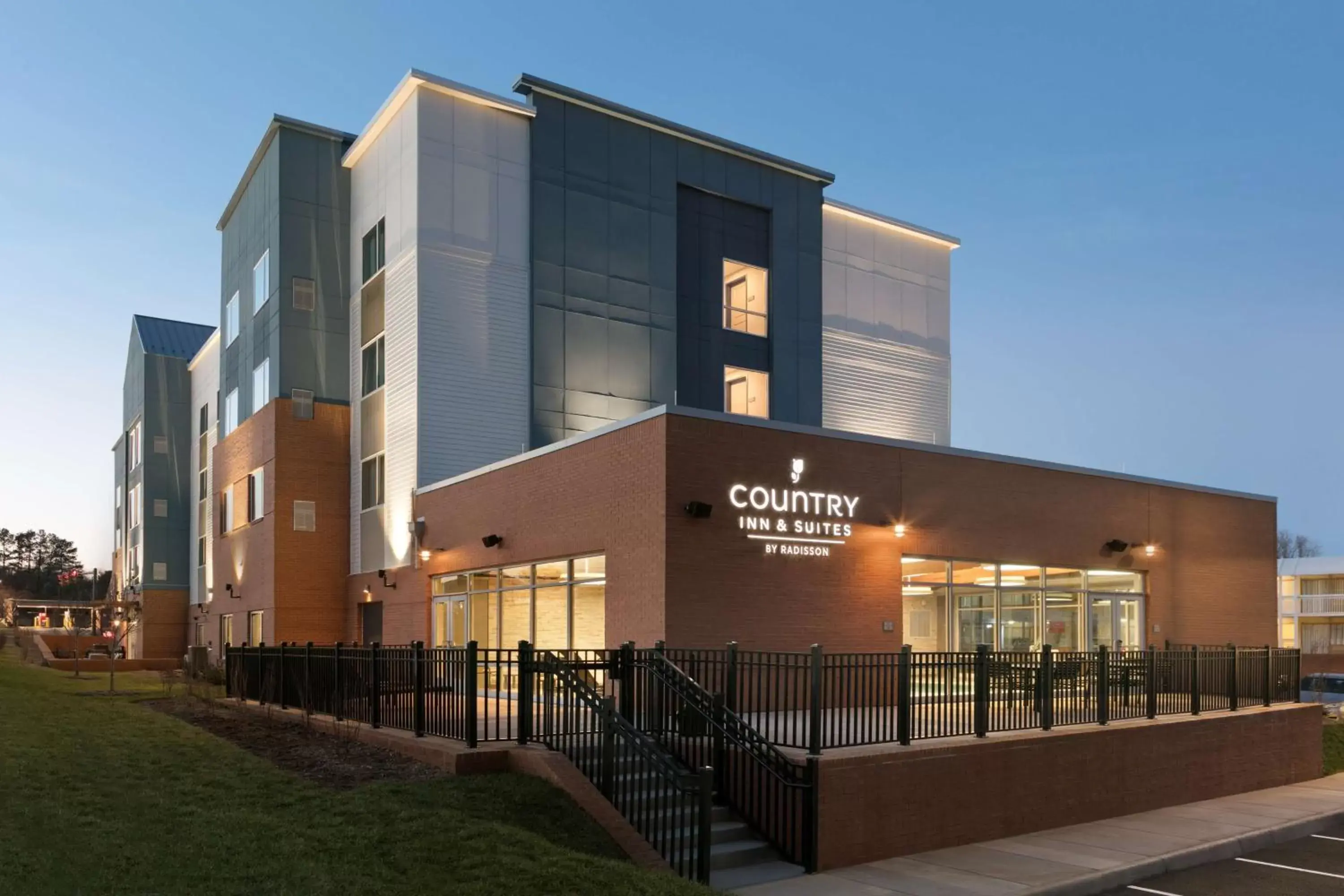 Property Building in Country Inn & Suites by Radisson, Charlottesville-UVA, VA