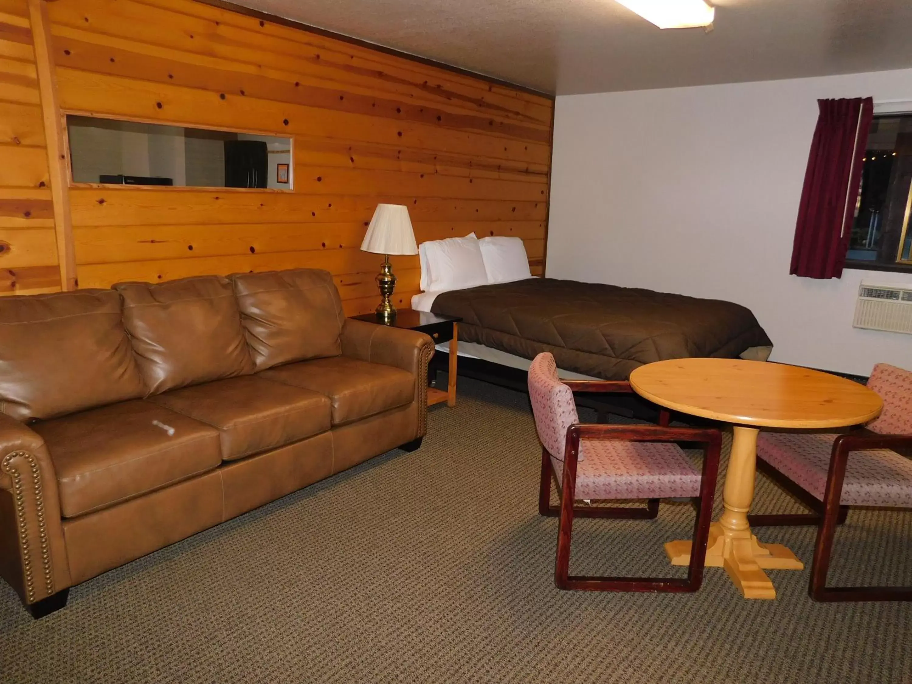 Bedroom, Seating Area in Packwood Inn