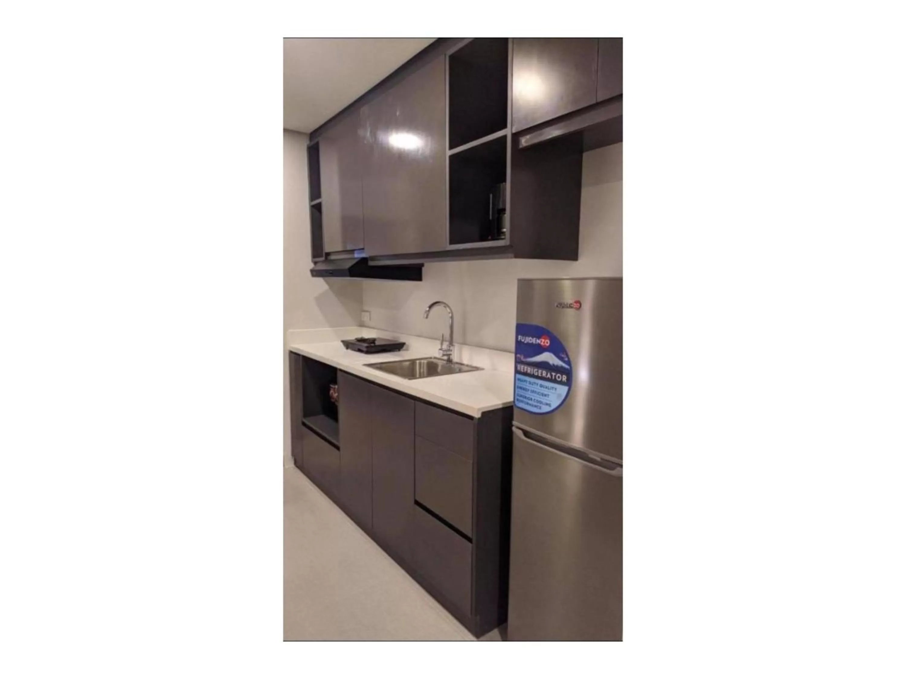 Living room, Kitchen/Kitchenette in Capital O 804 The Residences at Bonifacio Civic Center