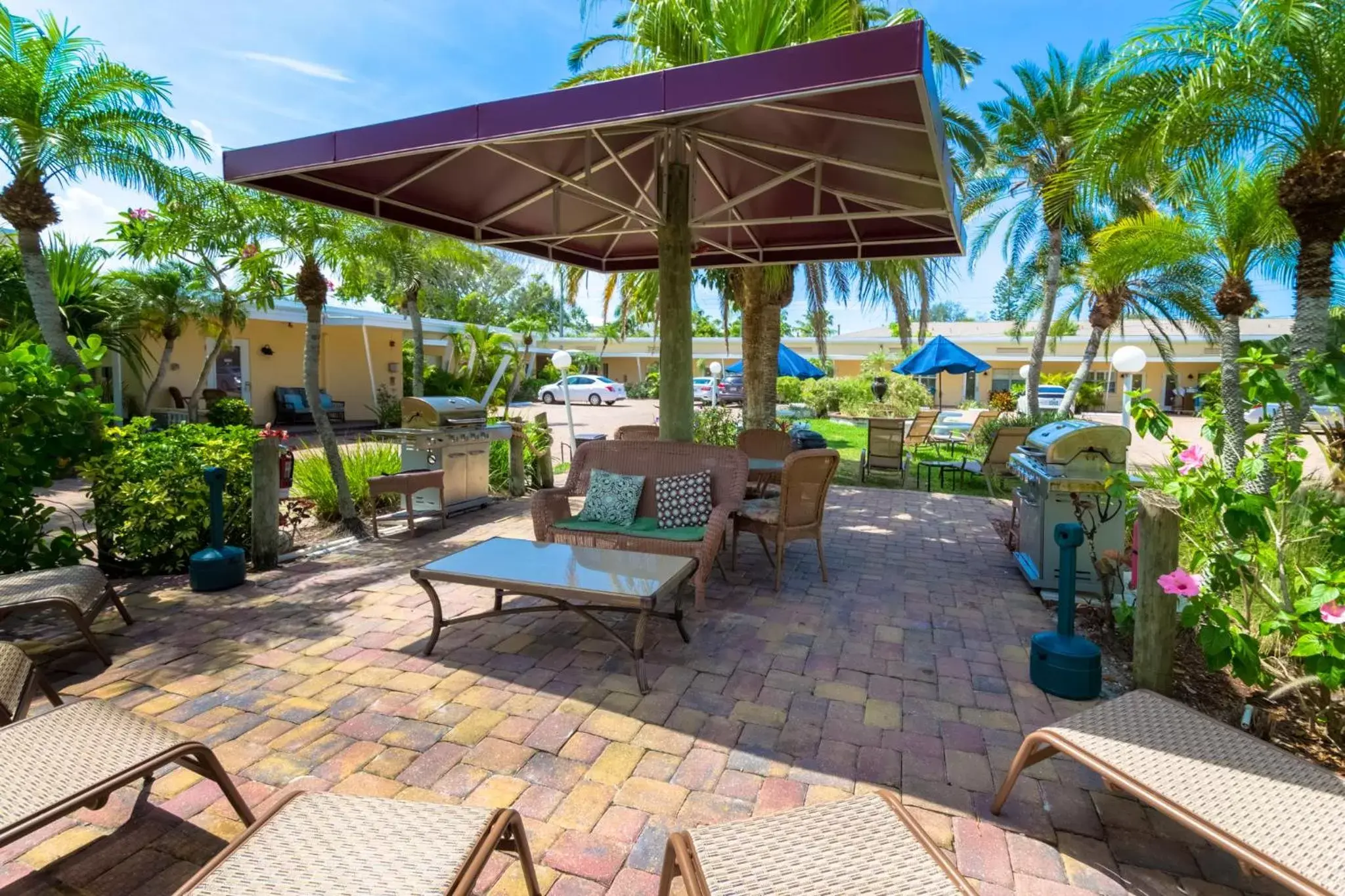 BBQ facilities, Swimming Pool in Tropical Beach Resorts - Sarasota