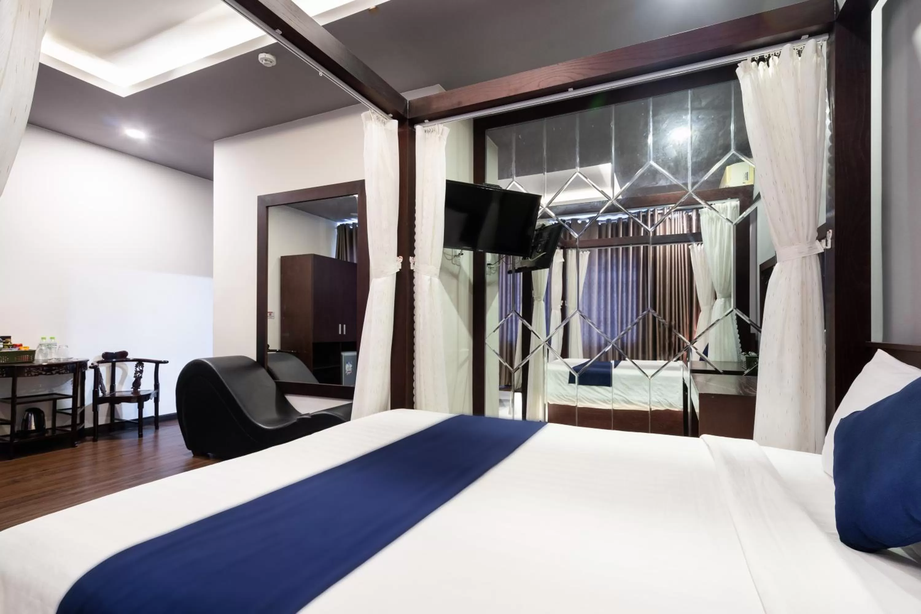 Bed, TV/Entertainment Center in Central Hotel by Joi Hospitality