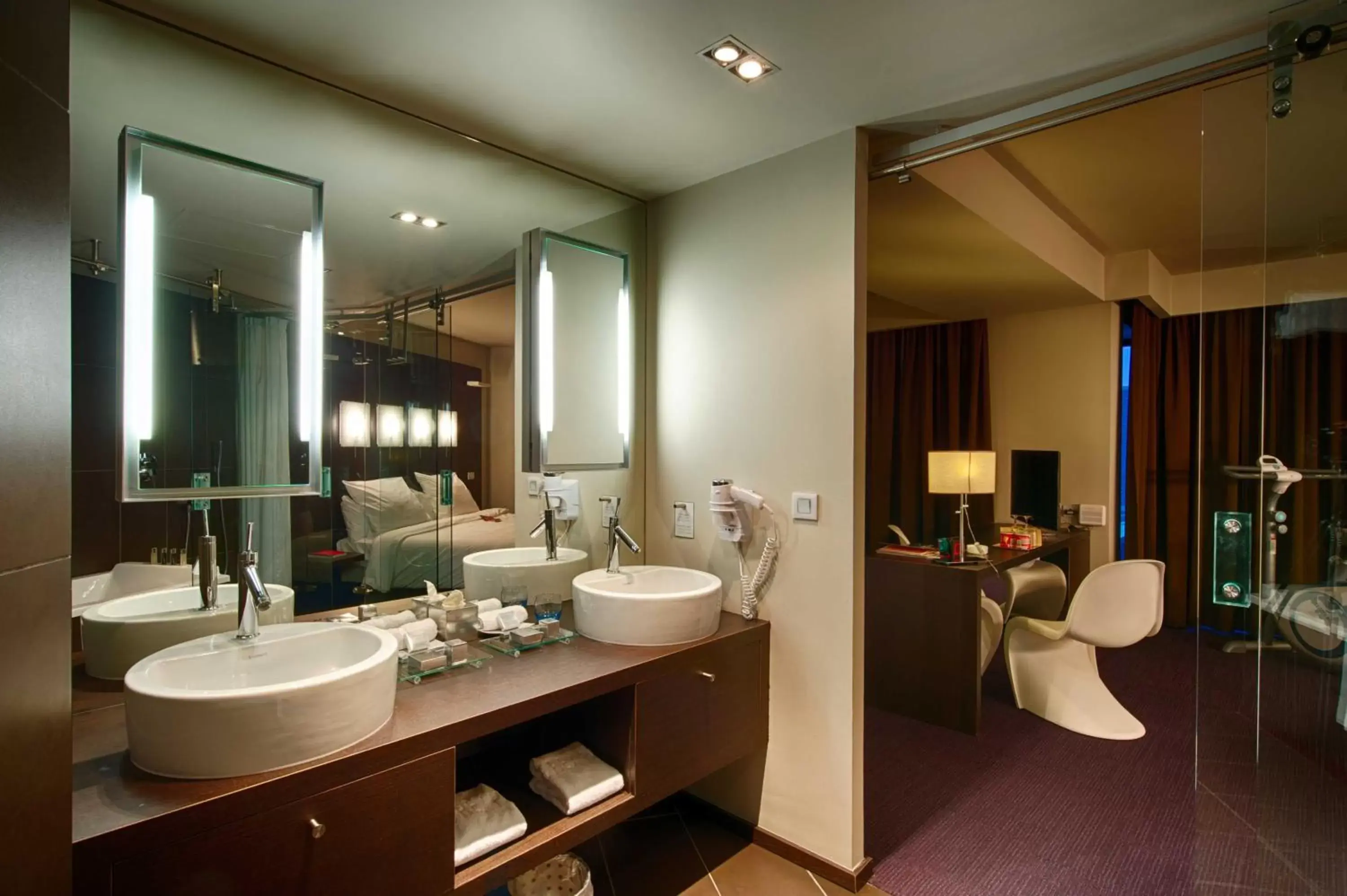 Photo of the whole room, Bathroom in Le Rex Hôtel