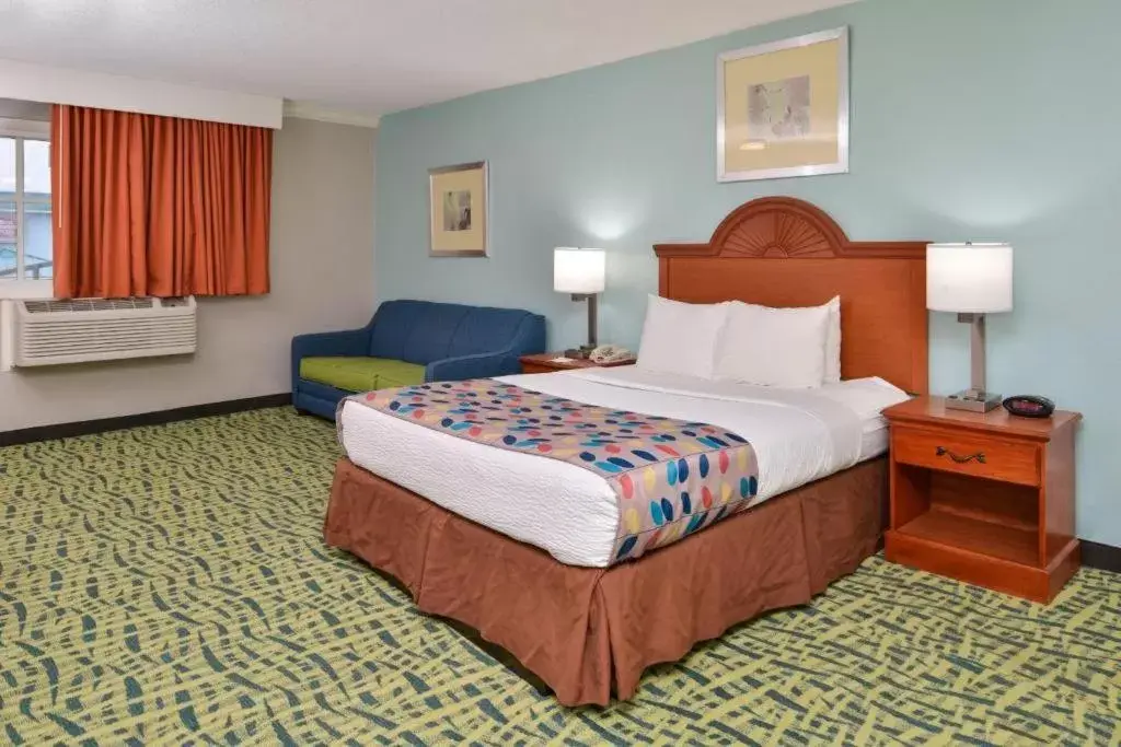 Bed in Best Western Plus Holiday Sands Inn & Suites