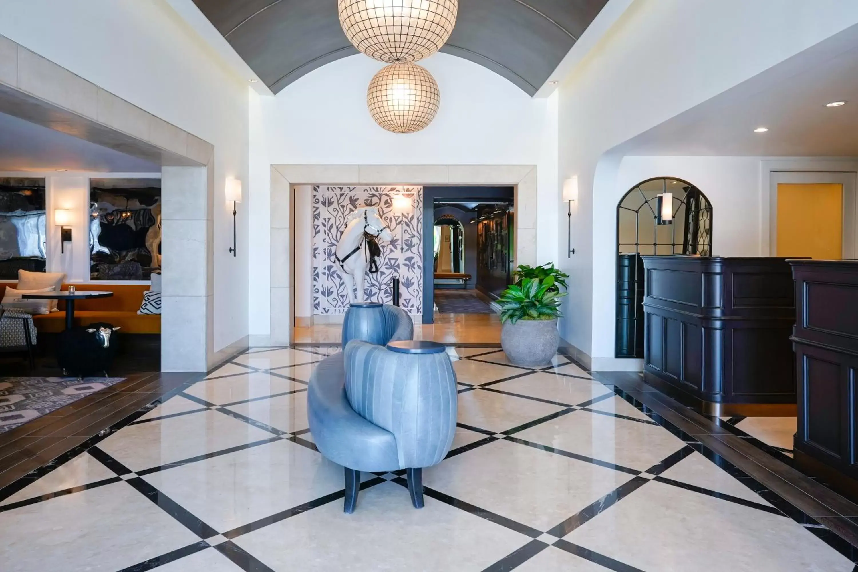 Lobby or reception in Hotel Amarano Burbank-Hollywood Lobby or reception in Hotel Amarano Burbank-Hollywood