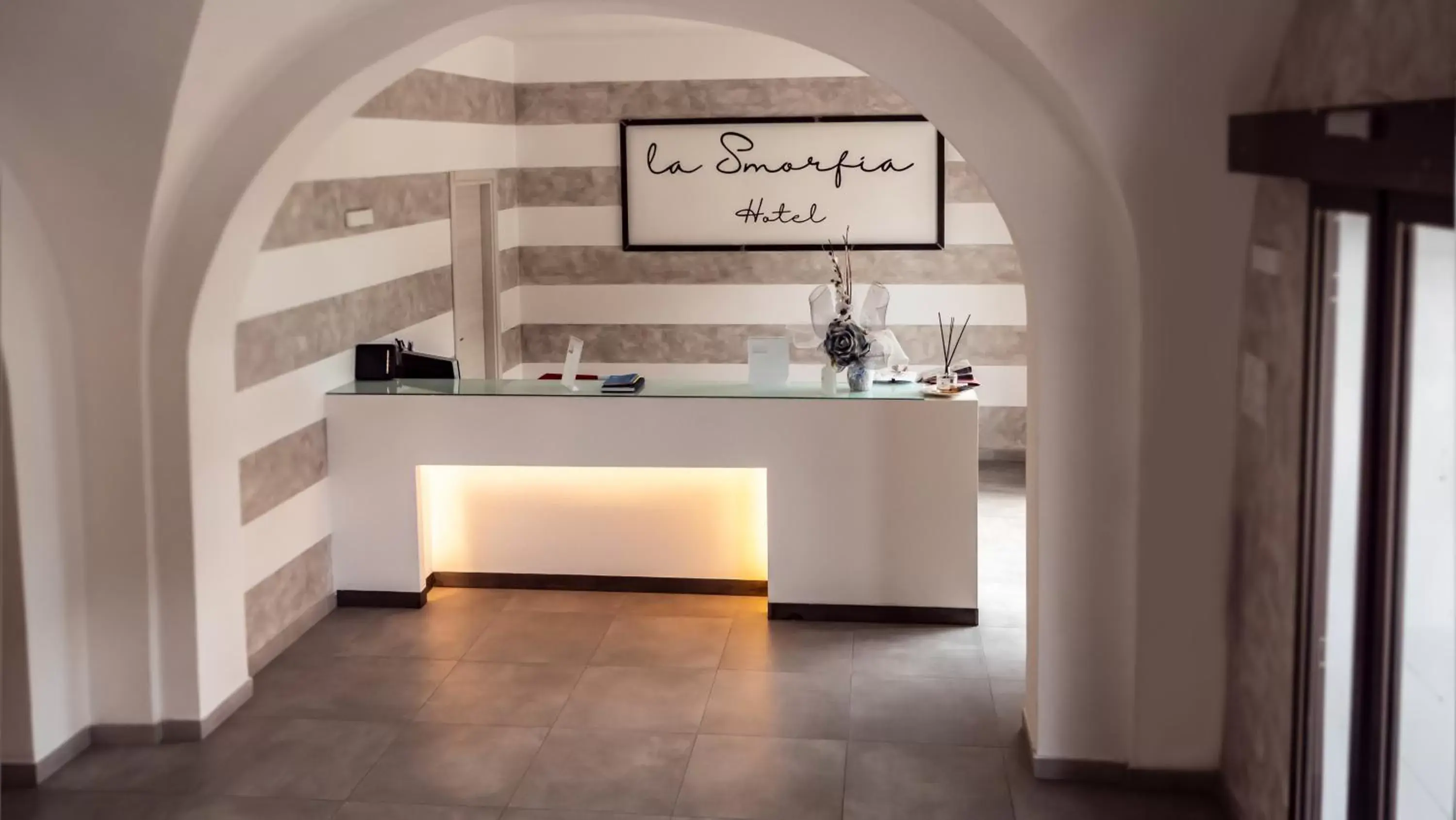 Lobby or reception, Kitchen/Kitchenette in Hotel La Smorfia
