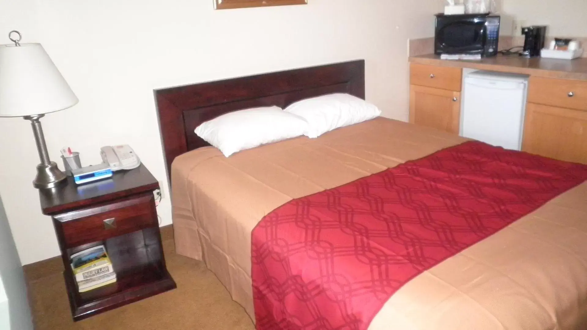 Bed in Travel Inn & Suites