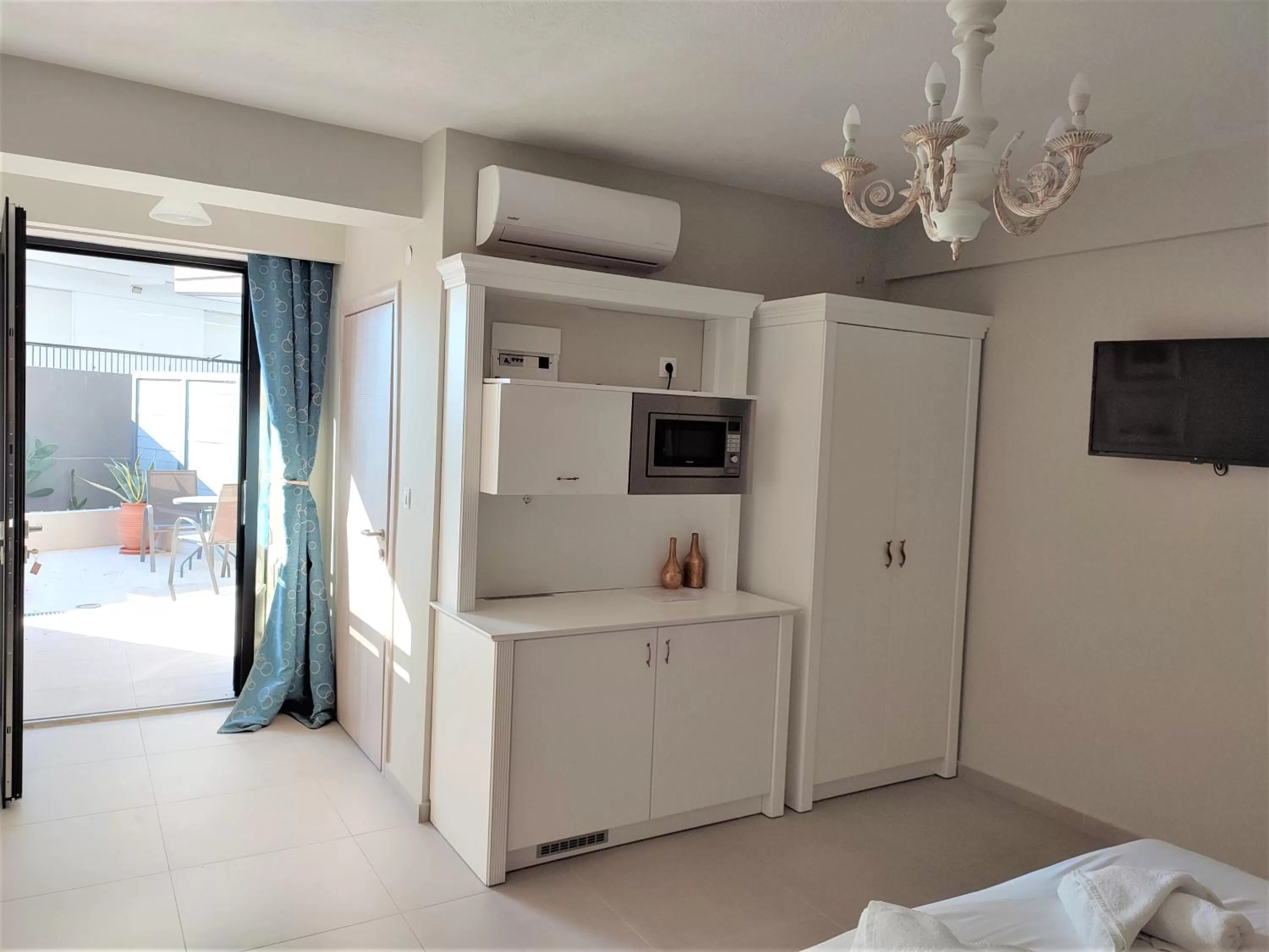 Photo of the whole room in Light Blue Hotel