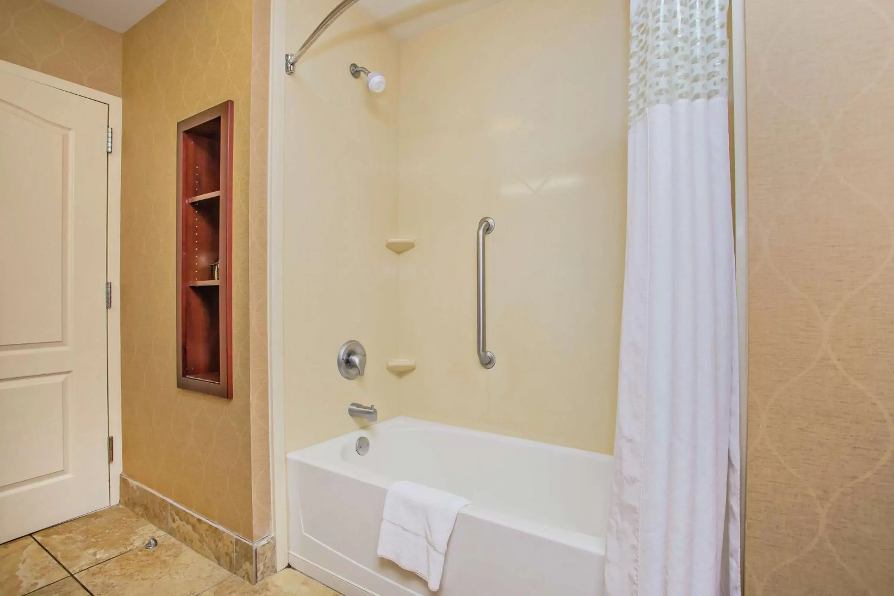 Bathroom in Hampton Inn & Suites Sevierville at Stadium Drive