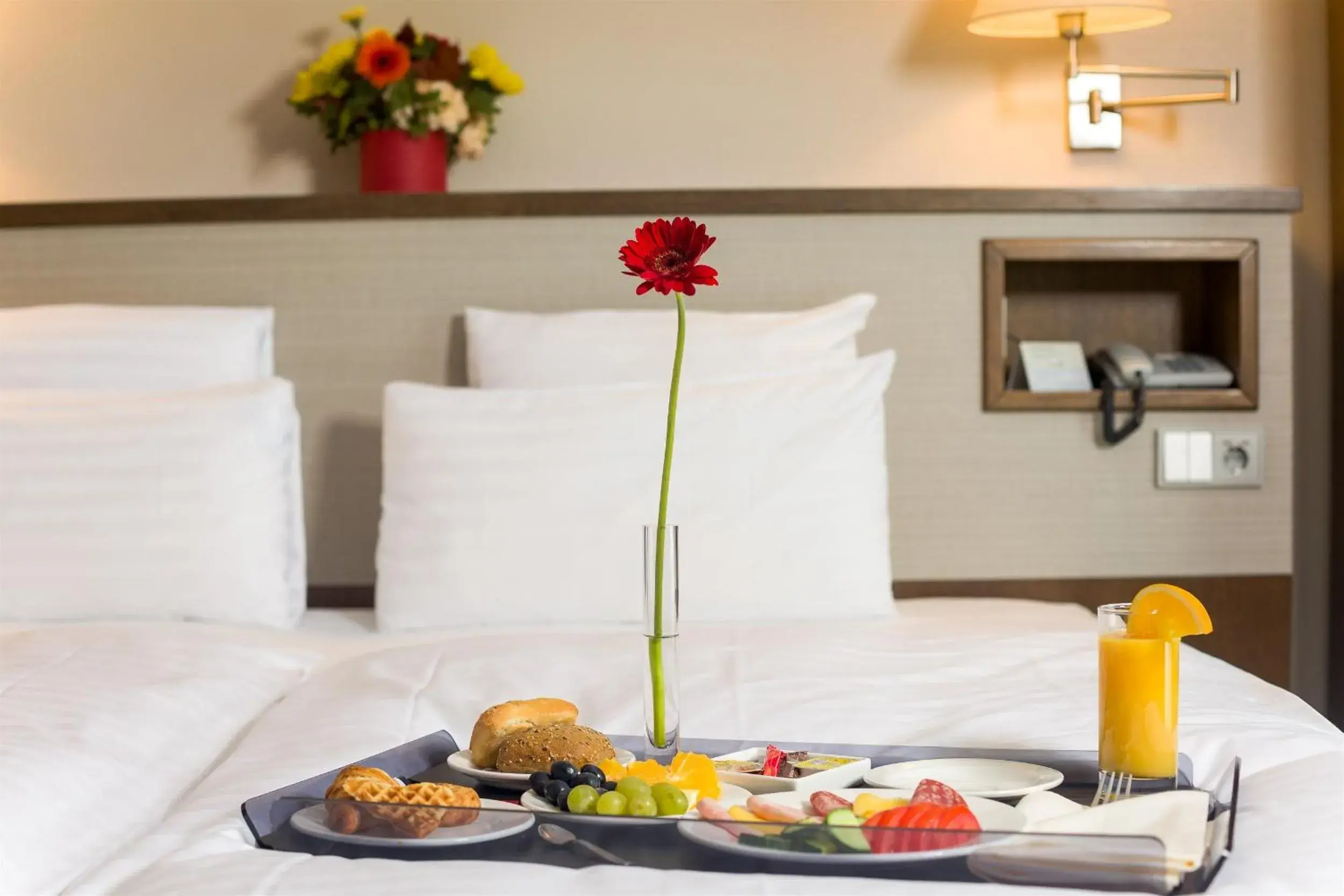 Breakfast, Bed in Hotel CH Bucharest