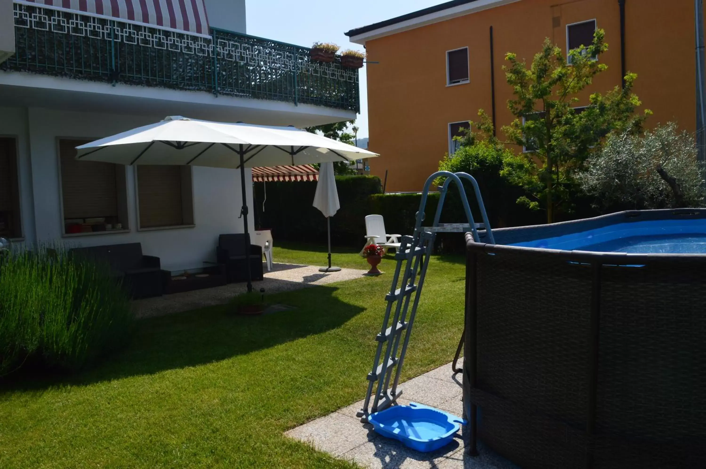 Garden, Swimming Pool in Il Sole e la Luna B&B in Garda