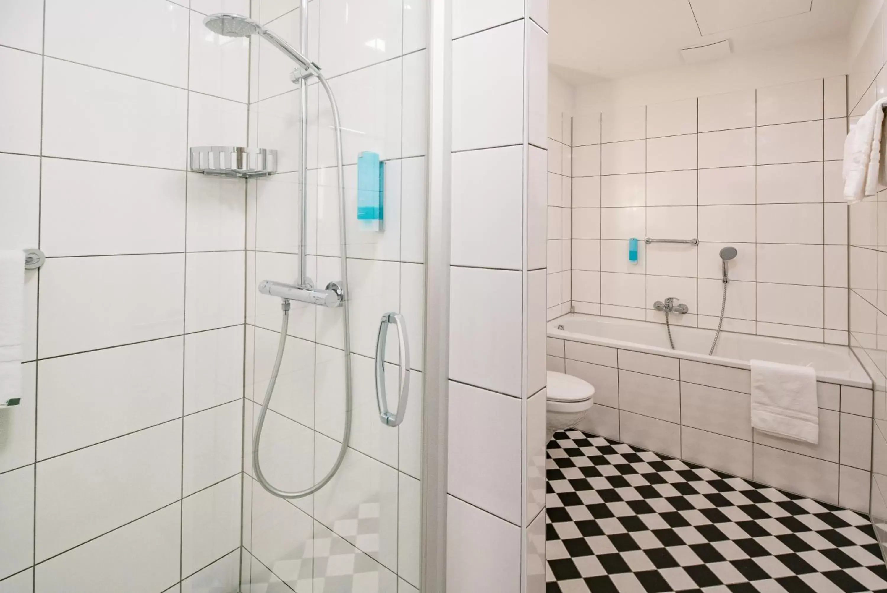 Shower, Bathroom in Hotel Brandies an der Messe