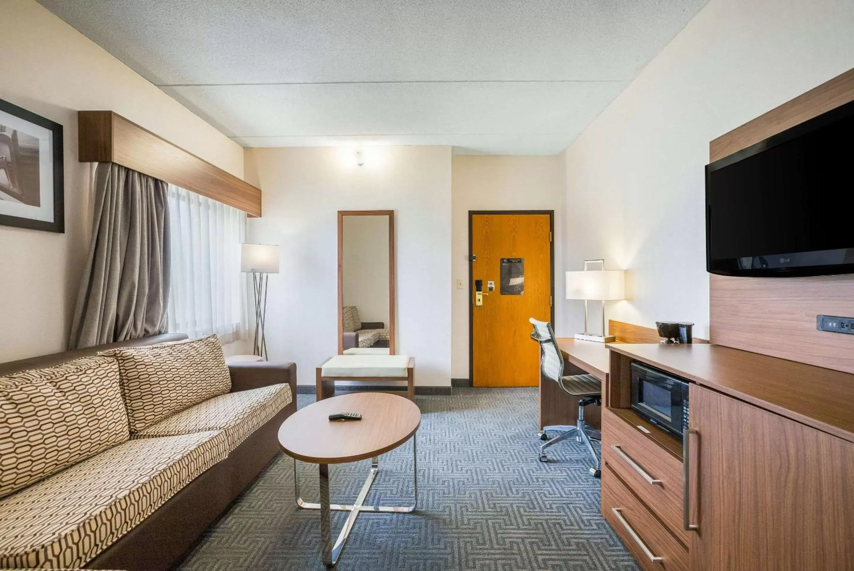 Photo of the whole room, Seating Area in Quality Suites Hotel - Lansing