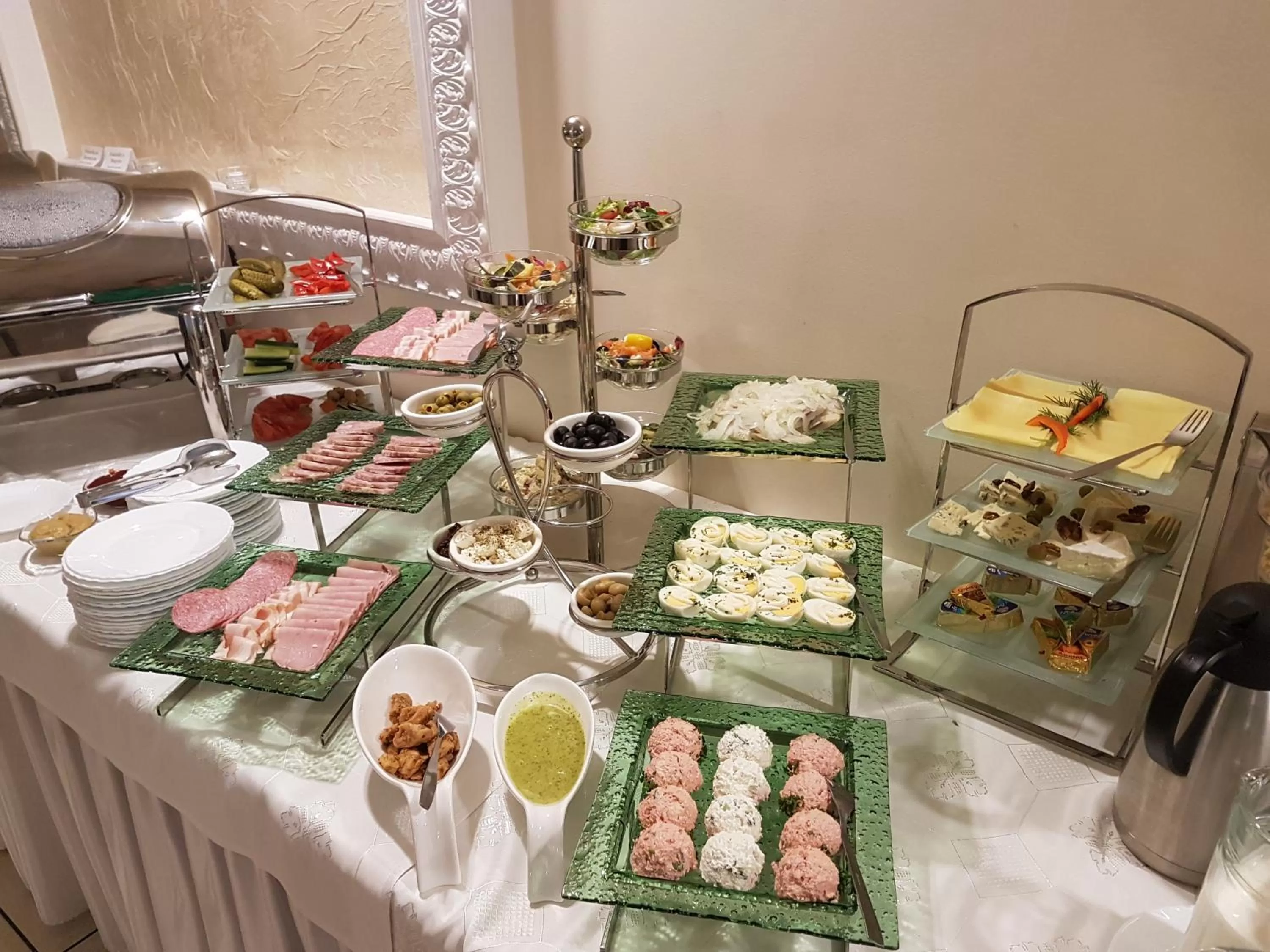 Buffet breakfast in Belweder