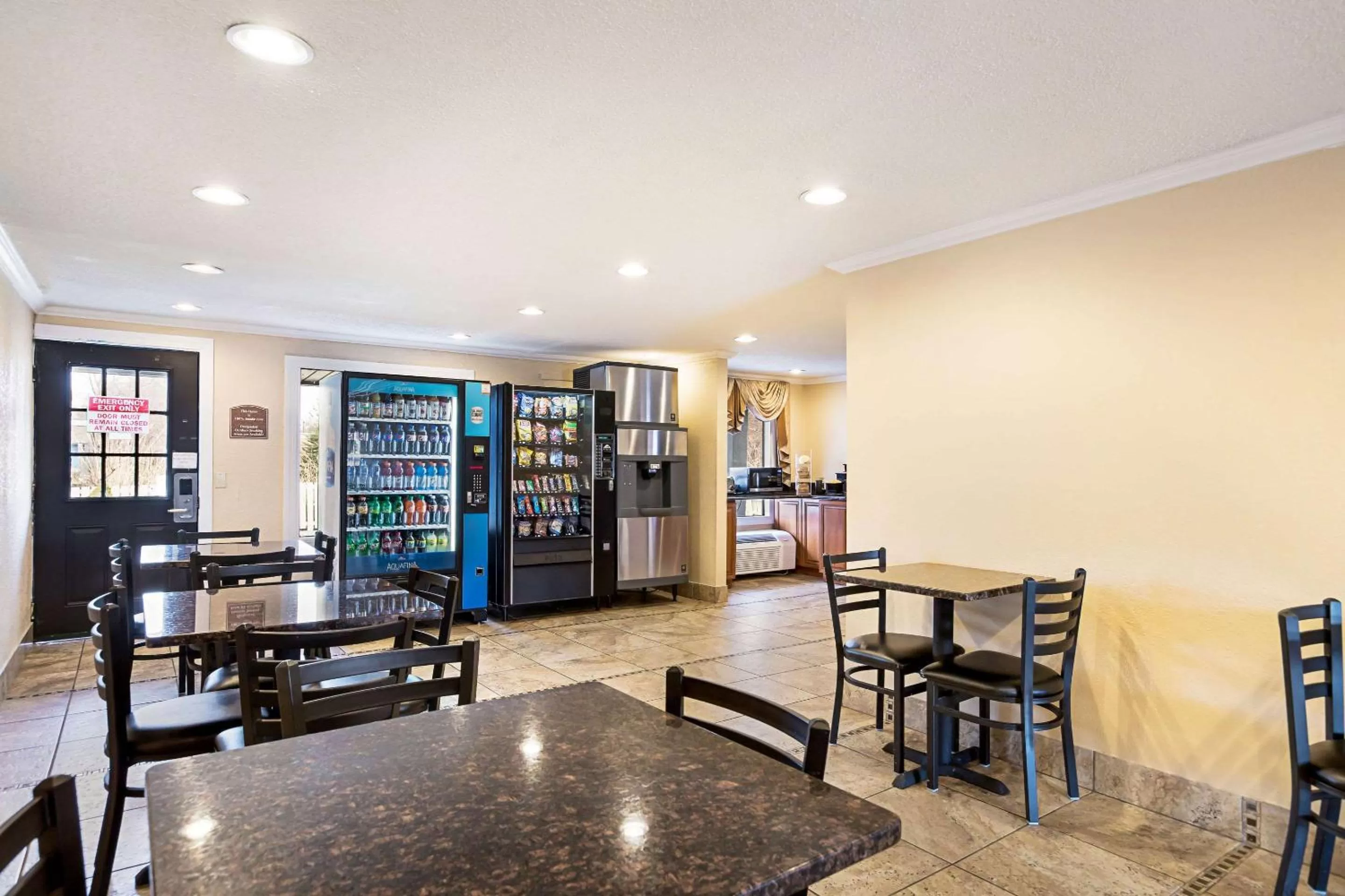 Restaurant/Places to Eat in Rodeway Inn Metro Airport