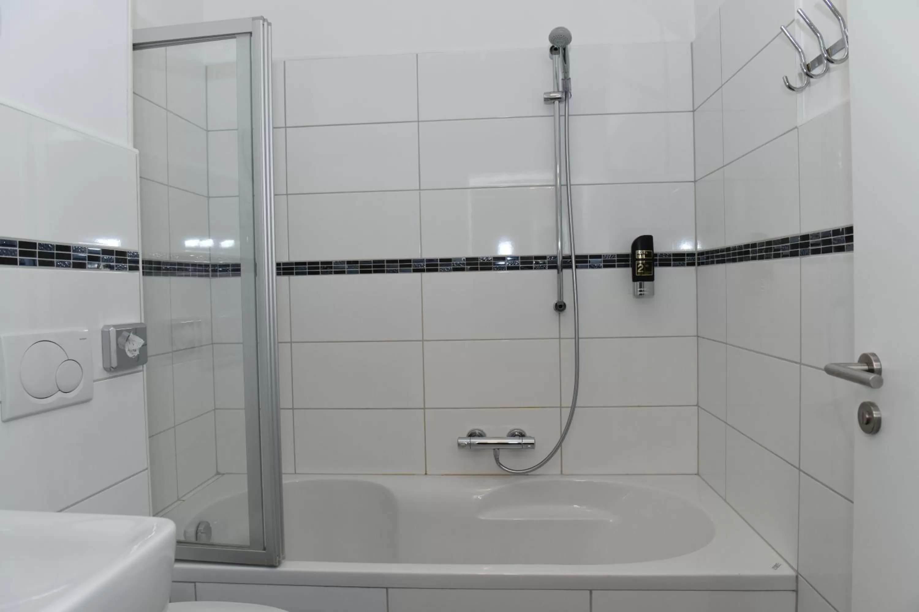 Shower in Hotel Olive Inn