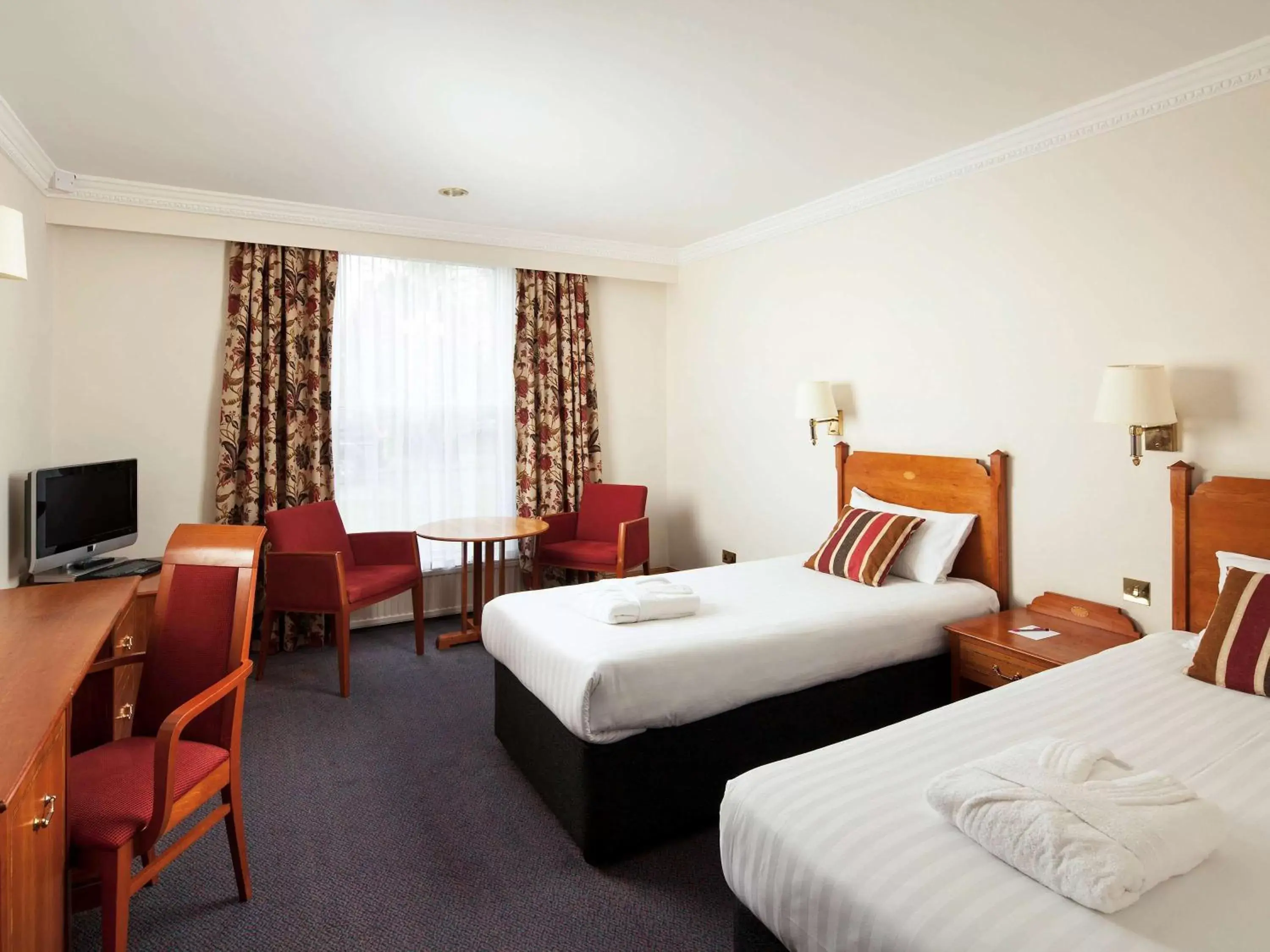 Photo of the whole room, Bed in Mercure York Fairfield Manor Hotel