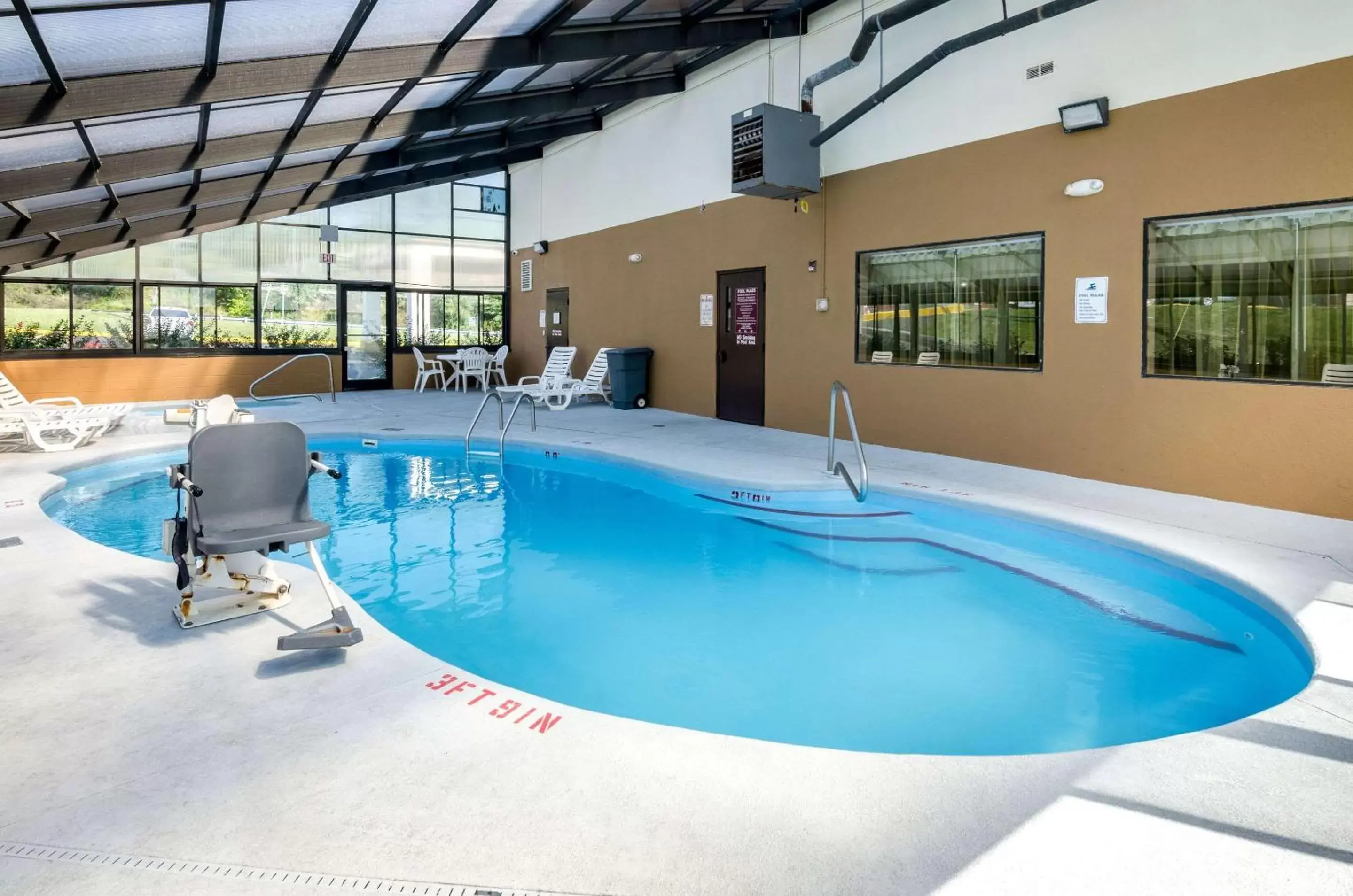 On site, Swimming Pool in Quality Inn & Suites Wytheville