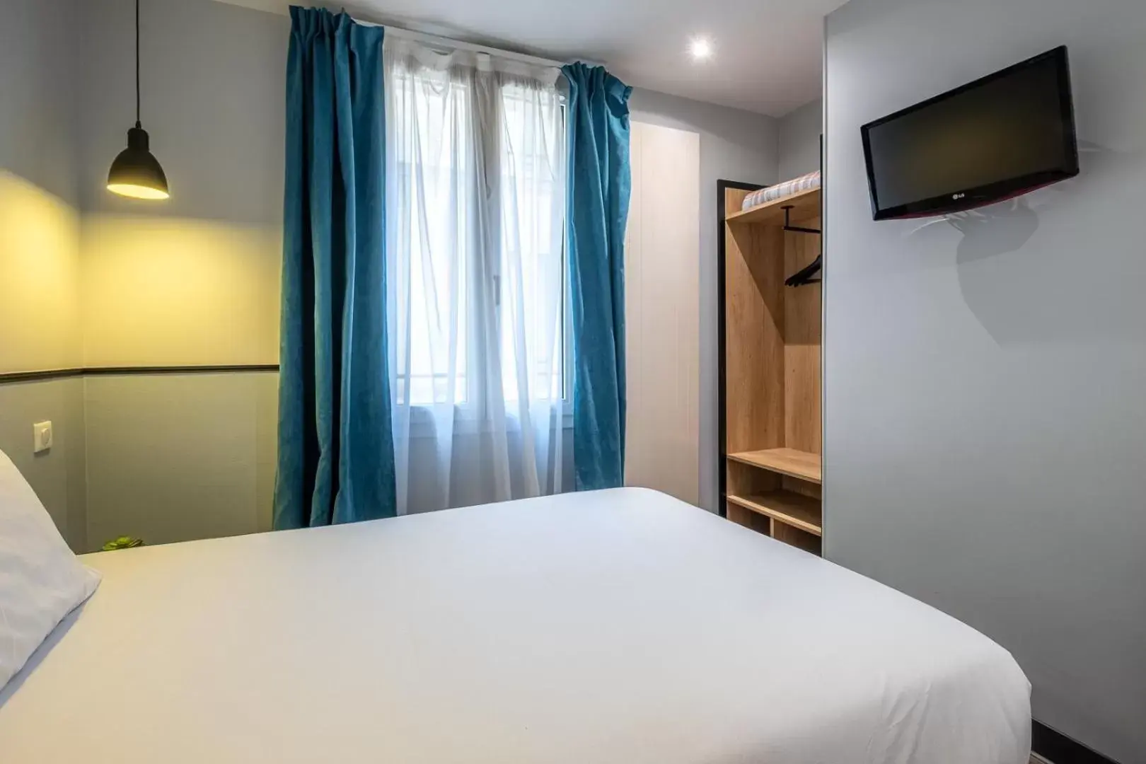 Bedroom, TV/Entertainment Center in Hotel Lilas Blanc