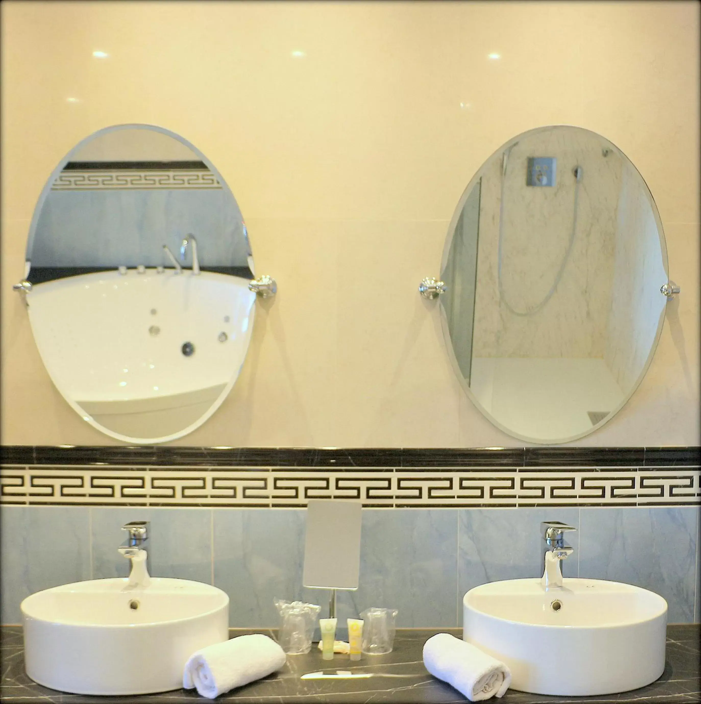 Bathroom in Best Western Le Cheval Blanc -Centre- Vieux Port